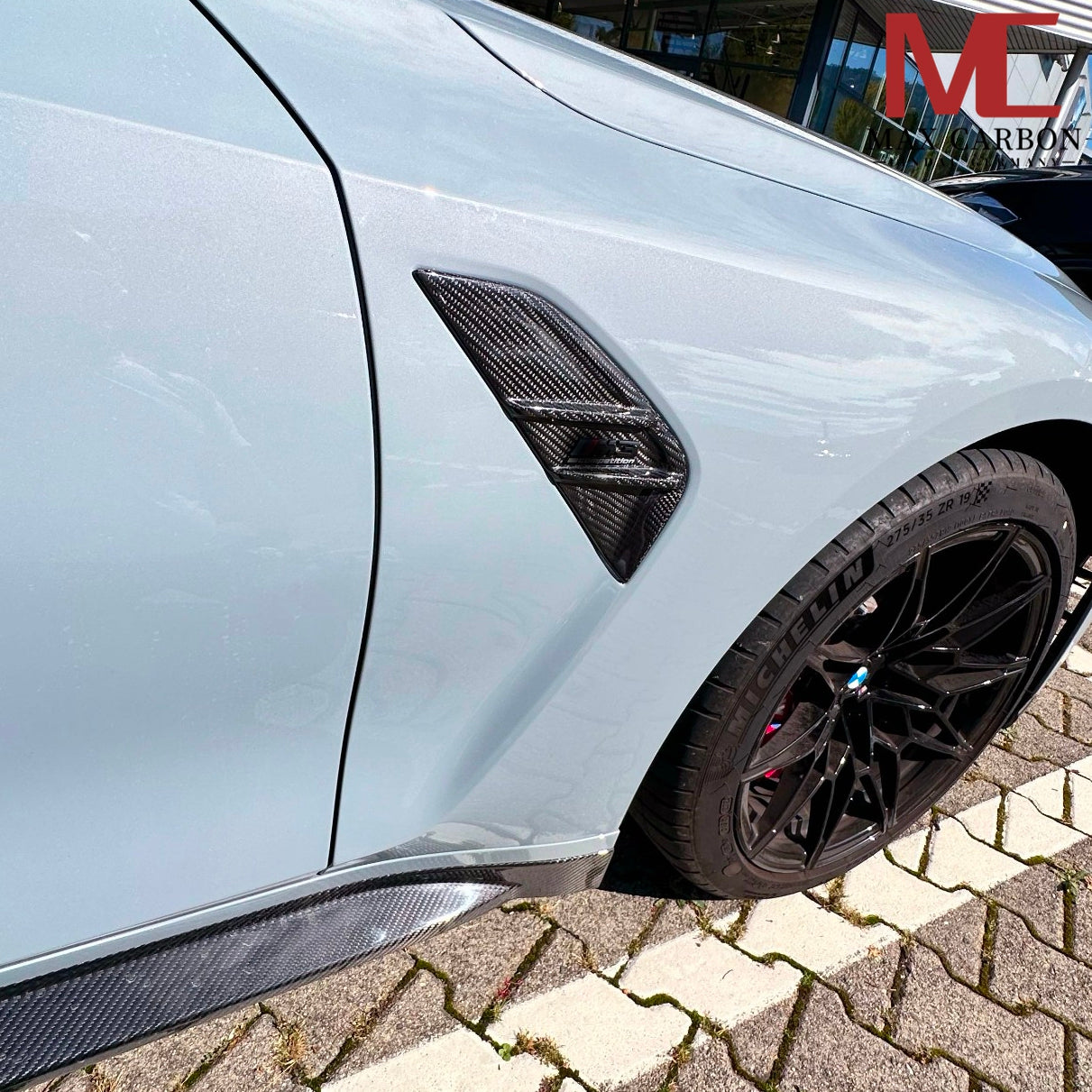 Dry-Carbon Kotflügel Zierleisten passend für BMW M3 G80 / G81 – Seitliches Detail-Upgrade