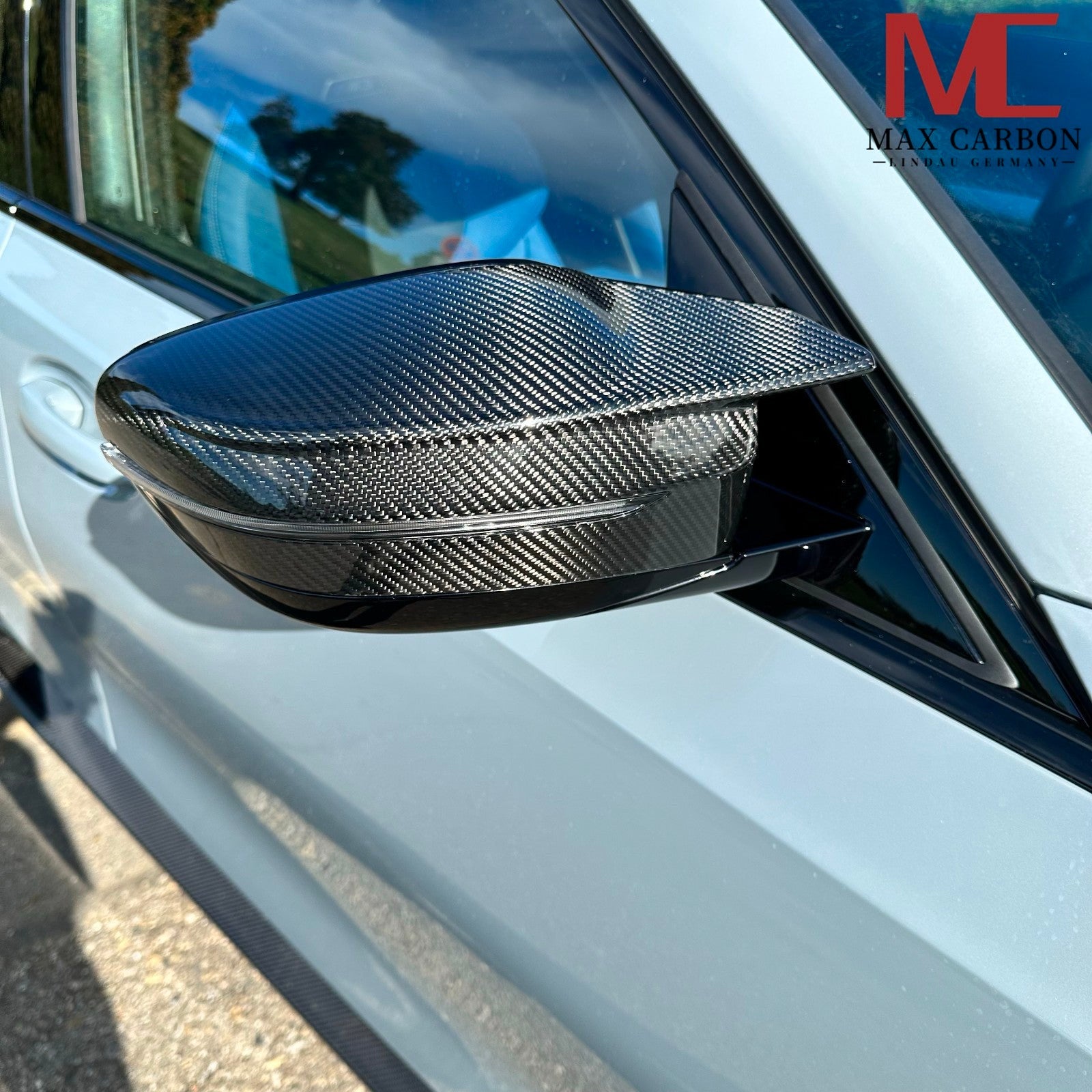 Dry-Carbon Spiegelkappen passend für BMW M2 G87 / M3 G80 / G81 / M4 G82 / G83 / M240i / M340i / M440i – Seitliche Präsenz