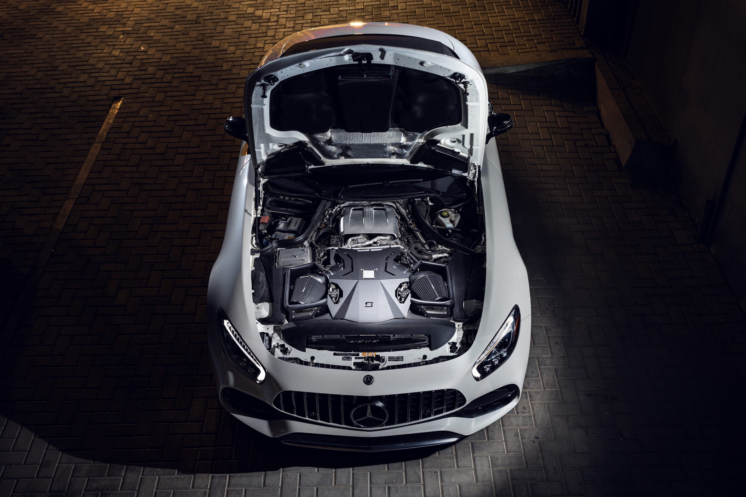 Schwarzes Blackboost Ansaugsystem für Mercedes AMG GT, GTS, GTC, GTR von Aulitzky, sichtbares Luftansaugsystem unter Motorhaube