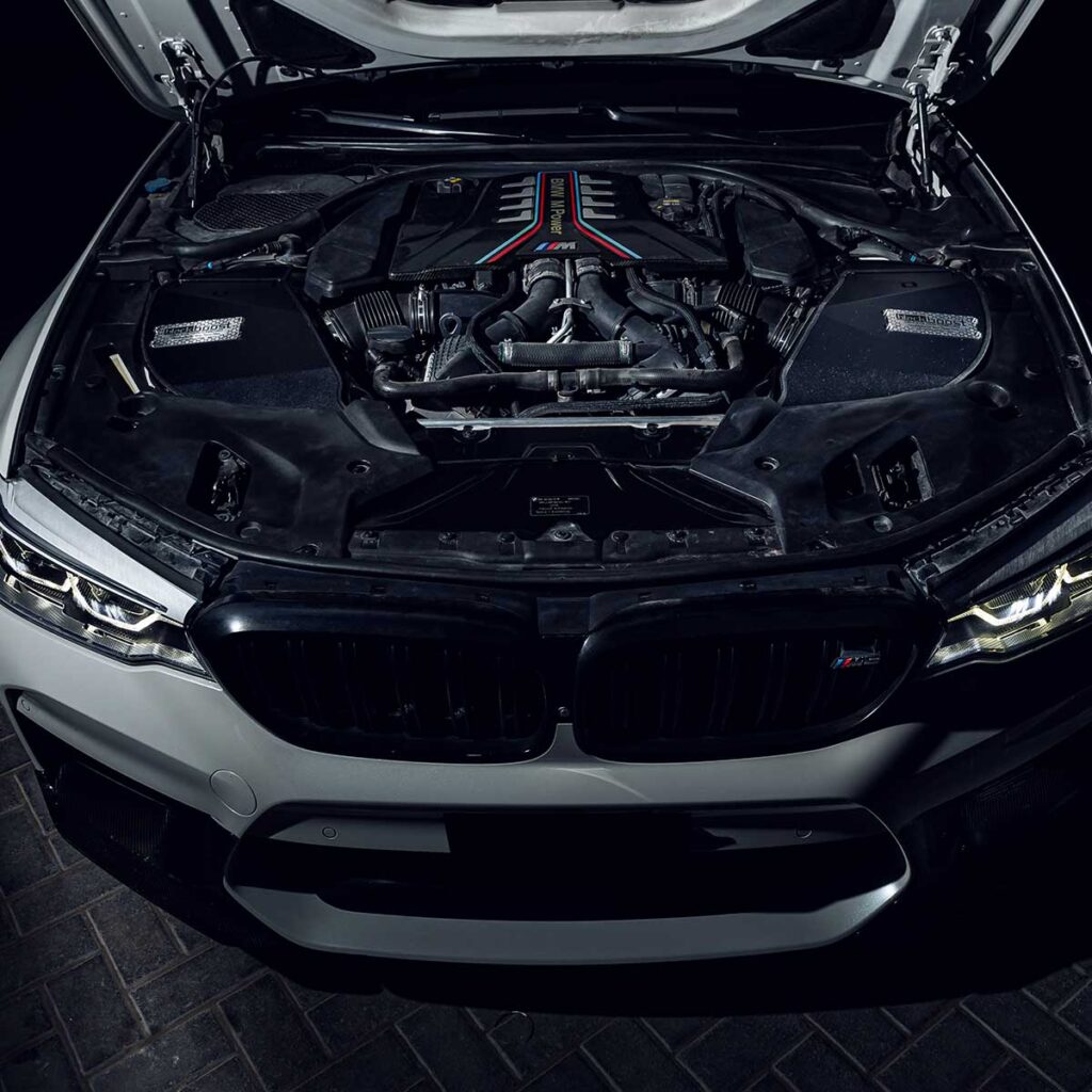 Schwarzes Aulitzky Cold Air Intake Ansaugsystem für BMW M5/M8 F9x, zeigt luftdichtes Ansaugrohr und Filter in hochwertiger Verarbeitung