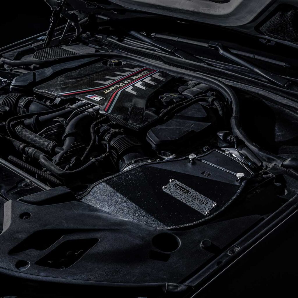 Aulitzky Blackboost Cold Air Intake Ansaugsystem für BMW M5/M8 F9x, schwarzes Ansaugrohr mit Filter, zeigt die Luftansaugöffnung