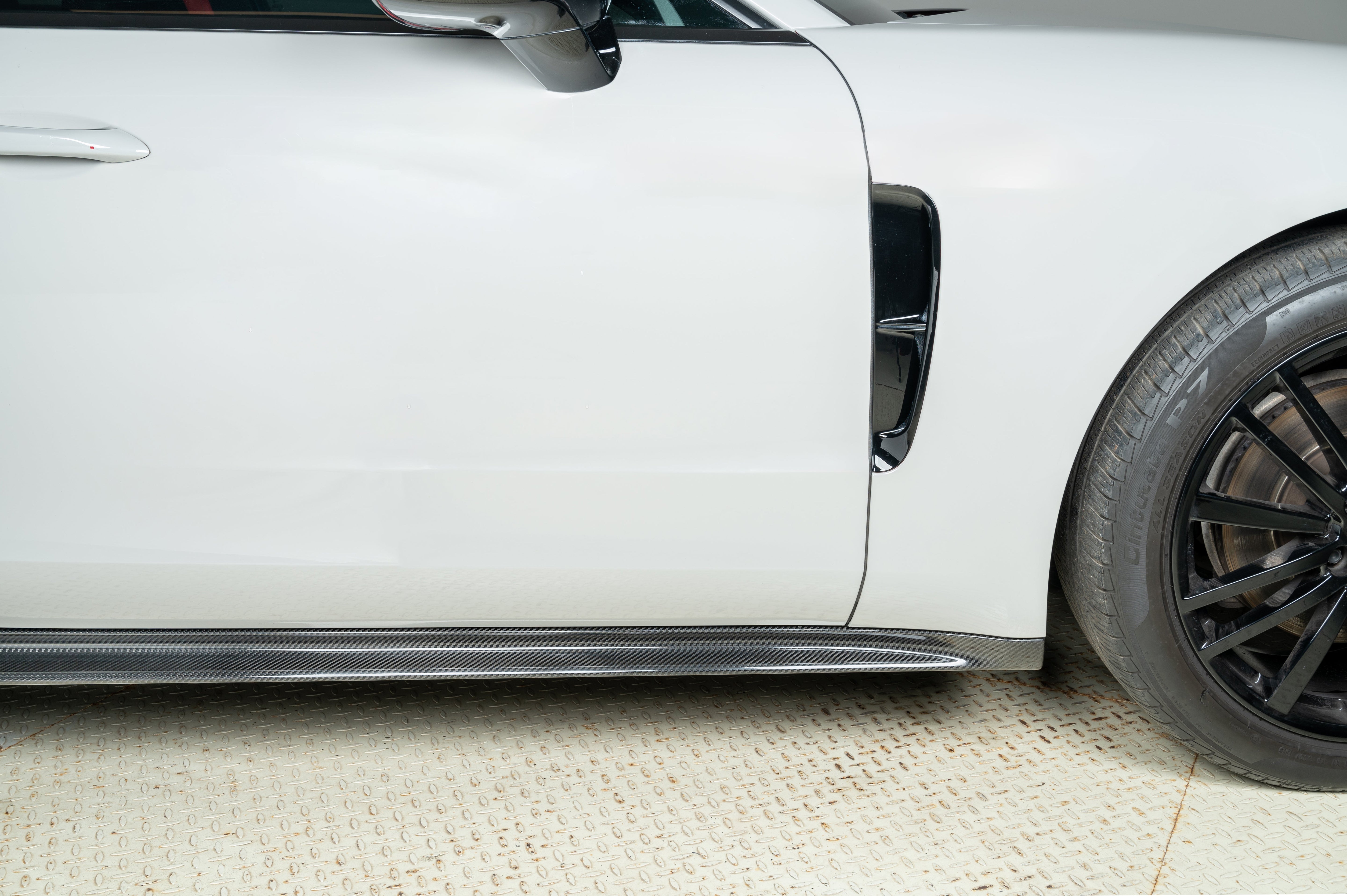 Carbon Seitenschweller passend für Porsche Panamera 976 – dynamische Seitenlinie