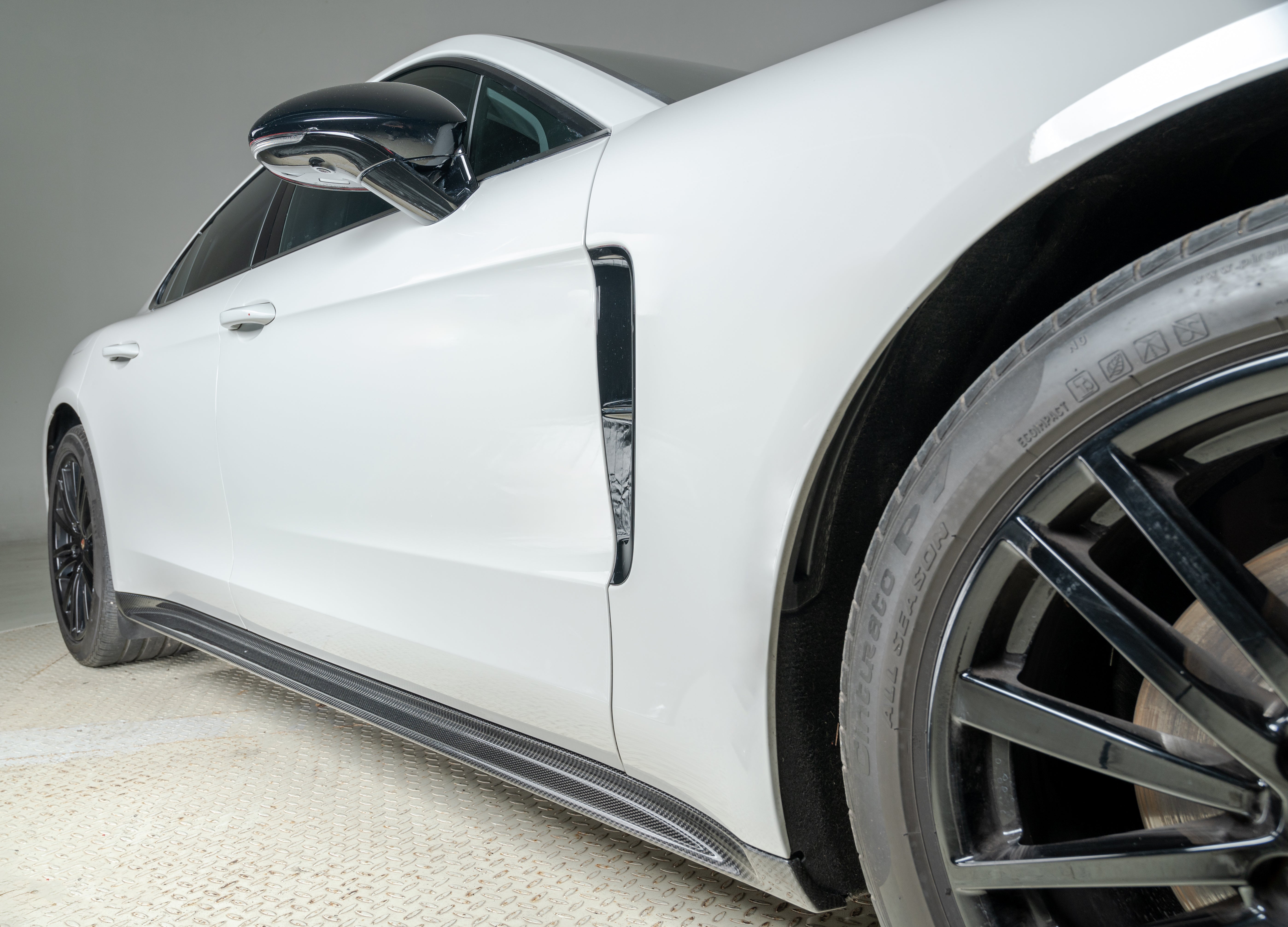 Carbon Seitenschweller passend für Porsche Panamera 971 – dynamische Seitenlinie