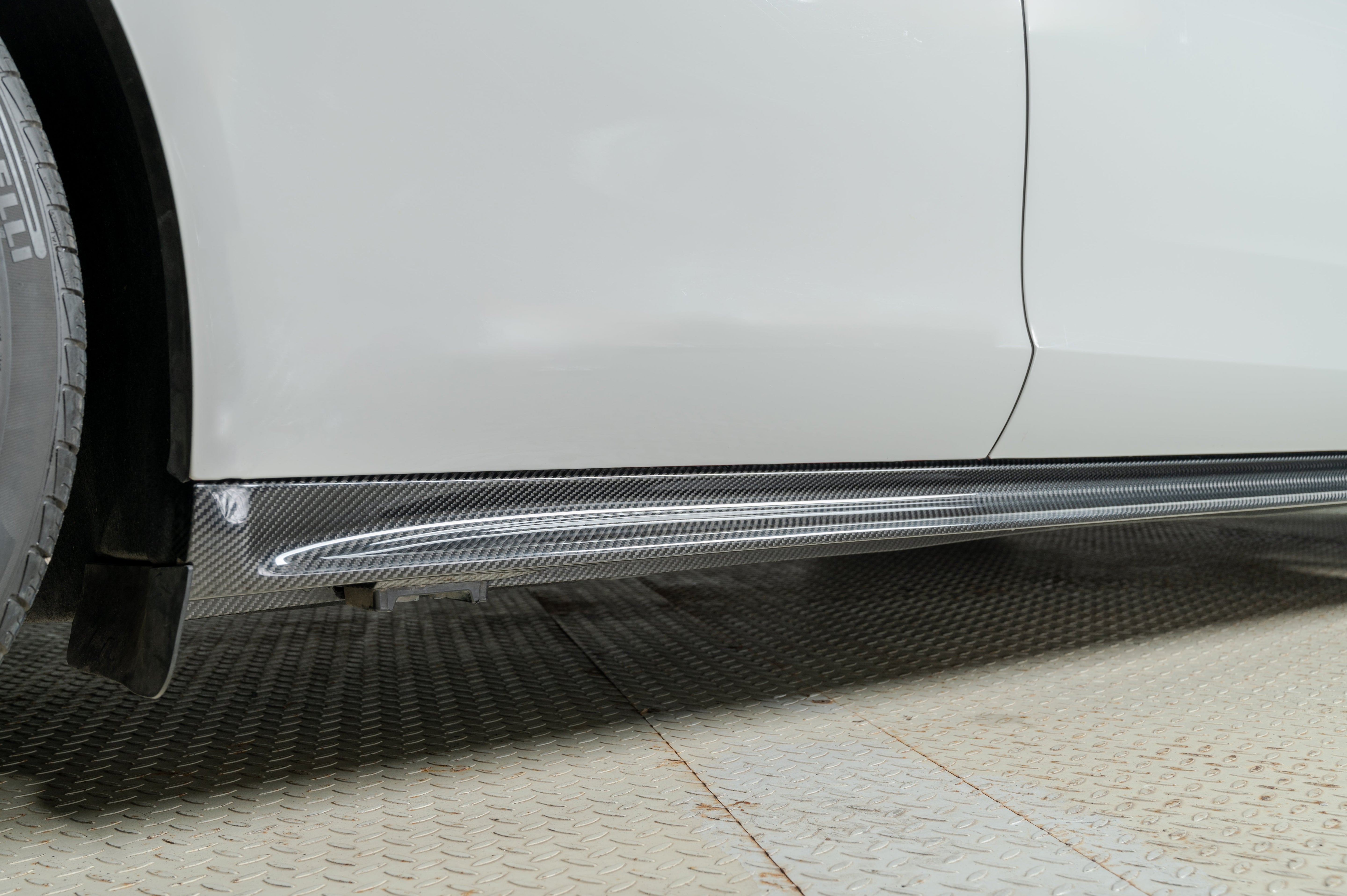 Carbon Seitenschweller passend für Porsche Panamera 971 – dynamische Seitenlinie