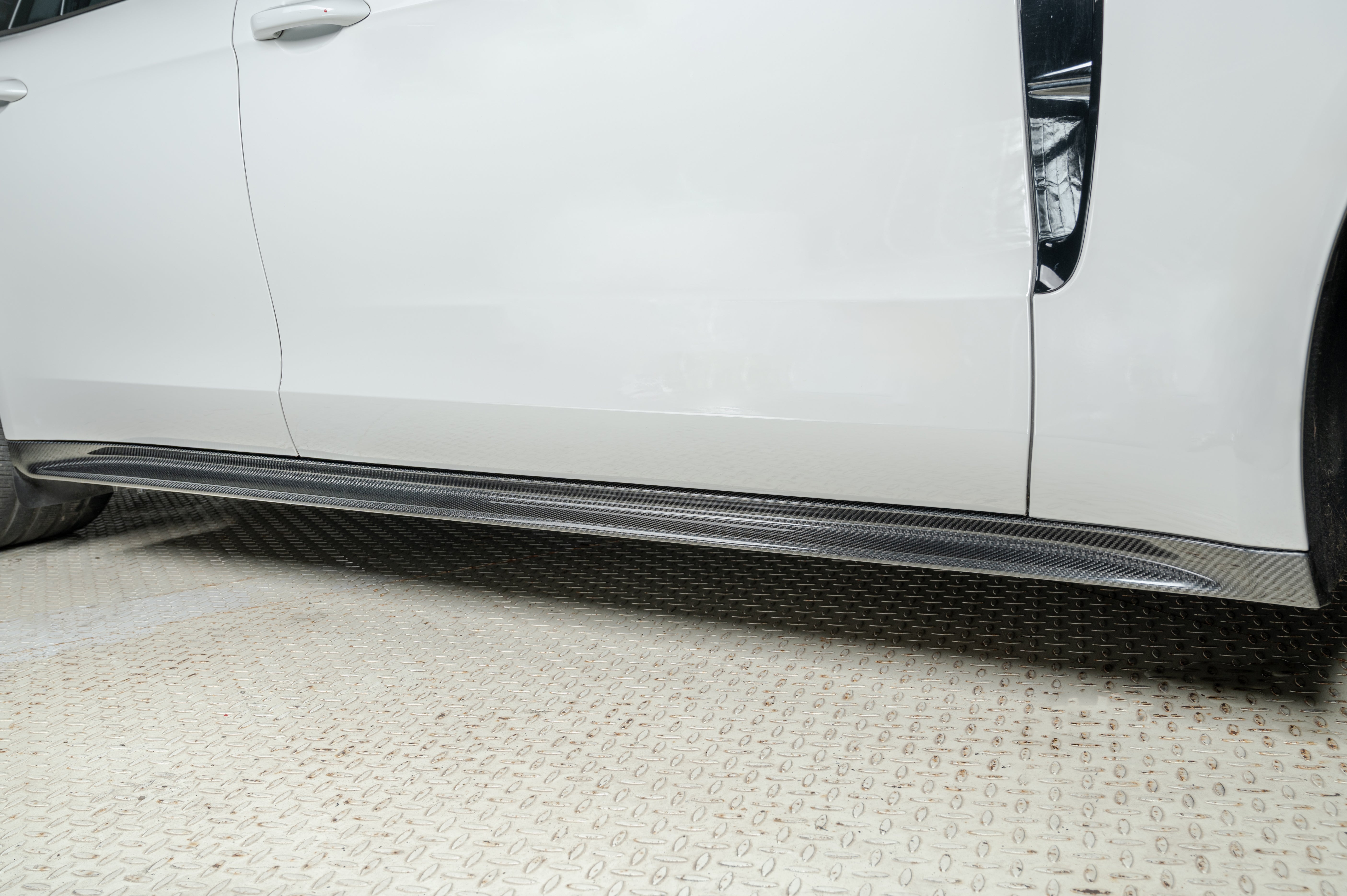 Carbon Seitenschweller passend für Porsche Panamera 971 – dynamische Seitenlinie