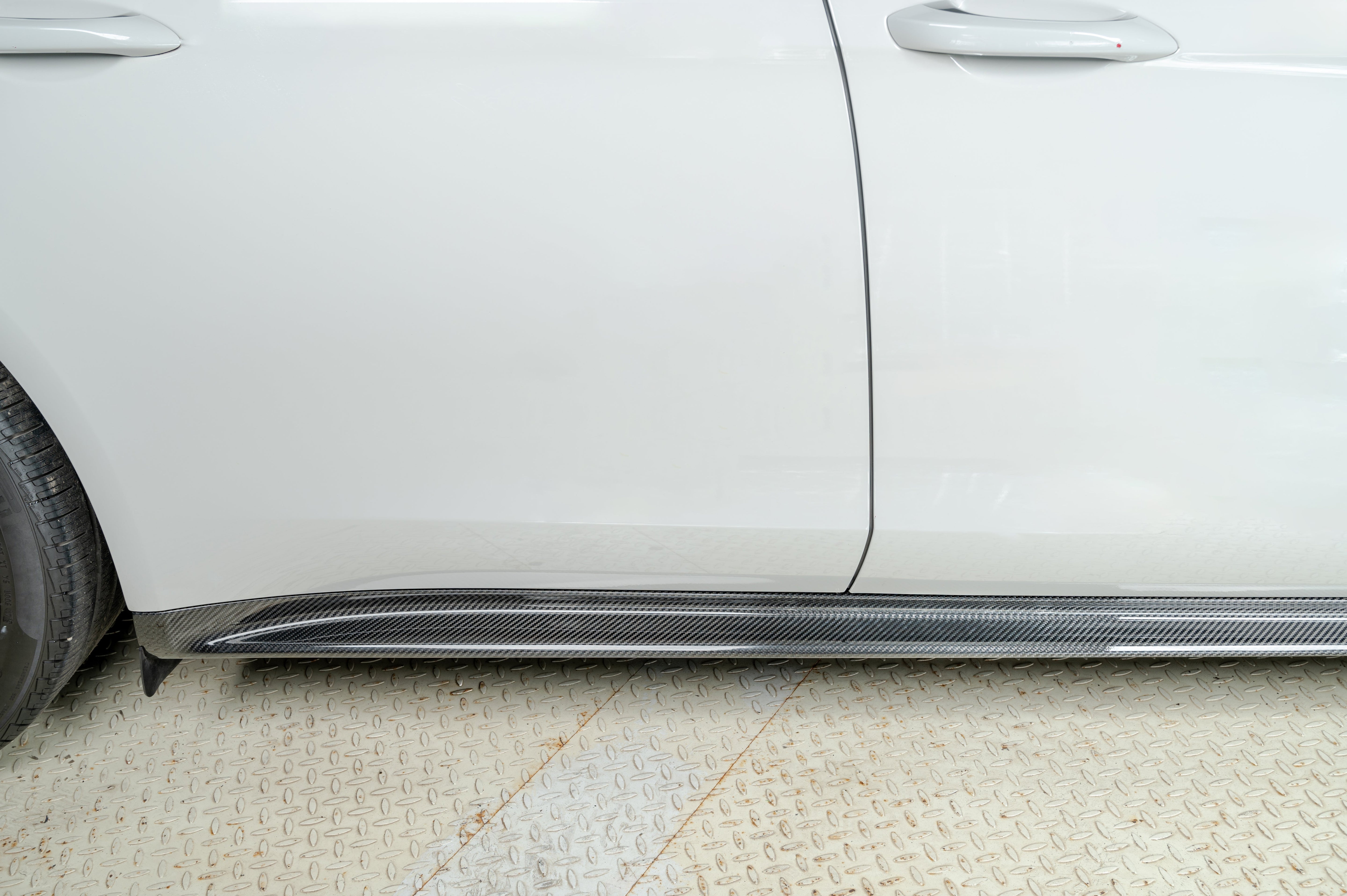 Carbon Seitenschweller passend für Porsche Panamera 976 – dynamische Seitenlinie
