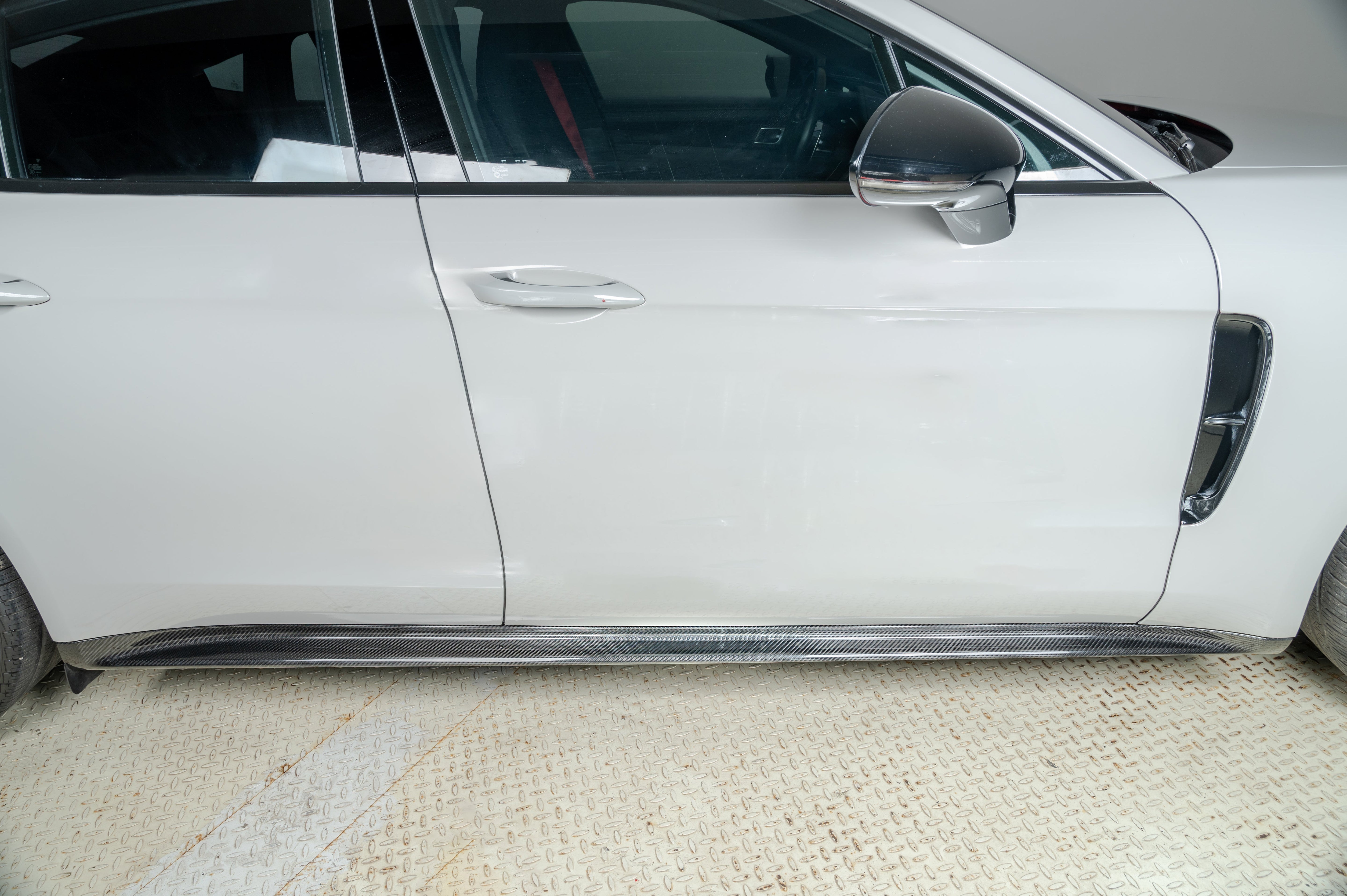 Carbon Seitenschweller passend für Porsche Panamera 976 – dynamische Seitenlinie