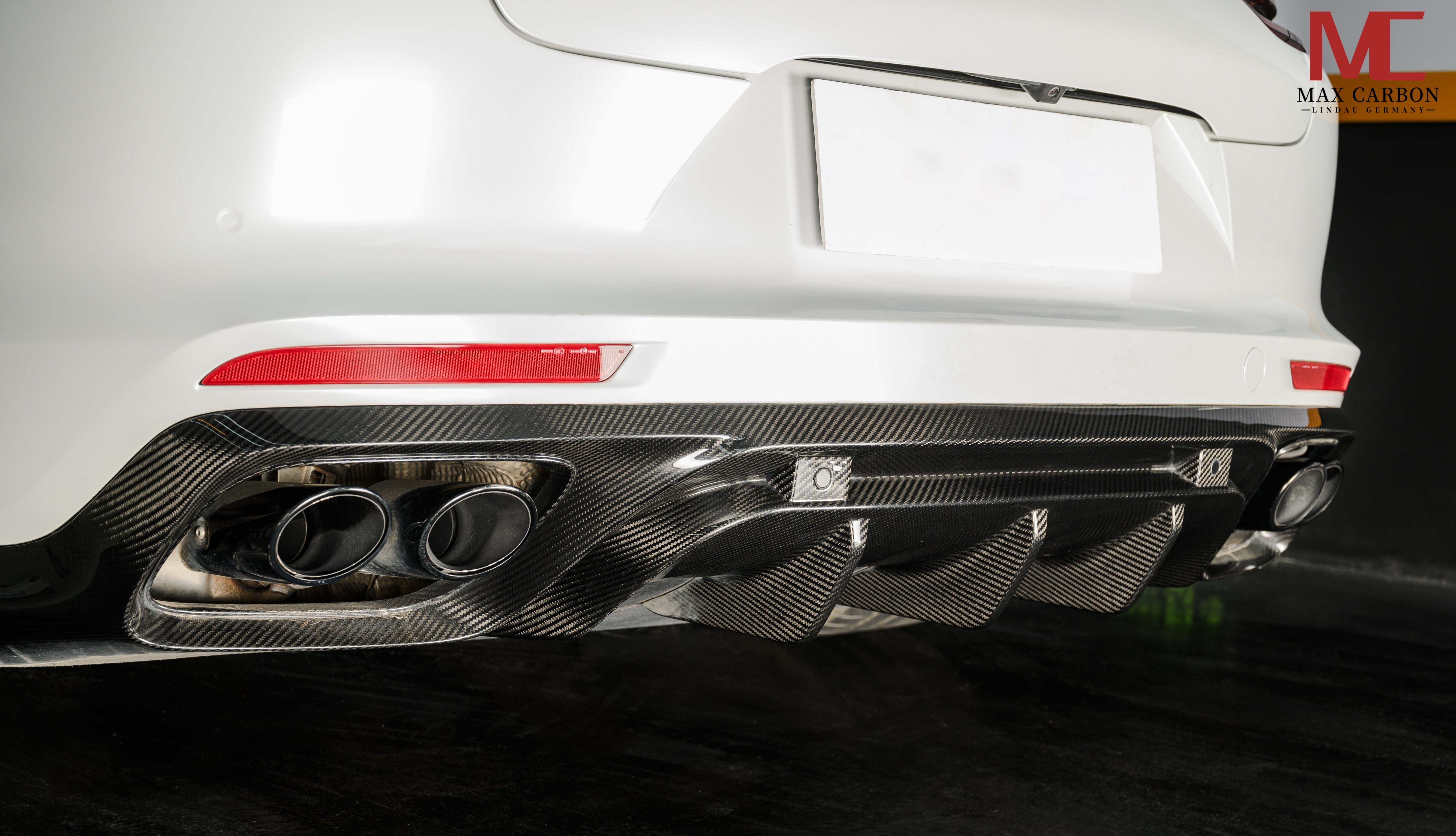Carbon Heckdiffusor passend für Porsche Panamera 971 – aggressiver Heckabschluss