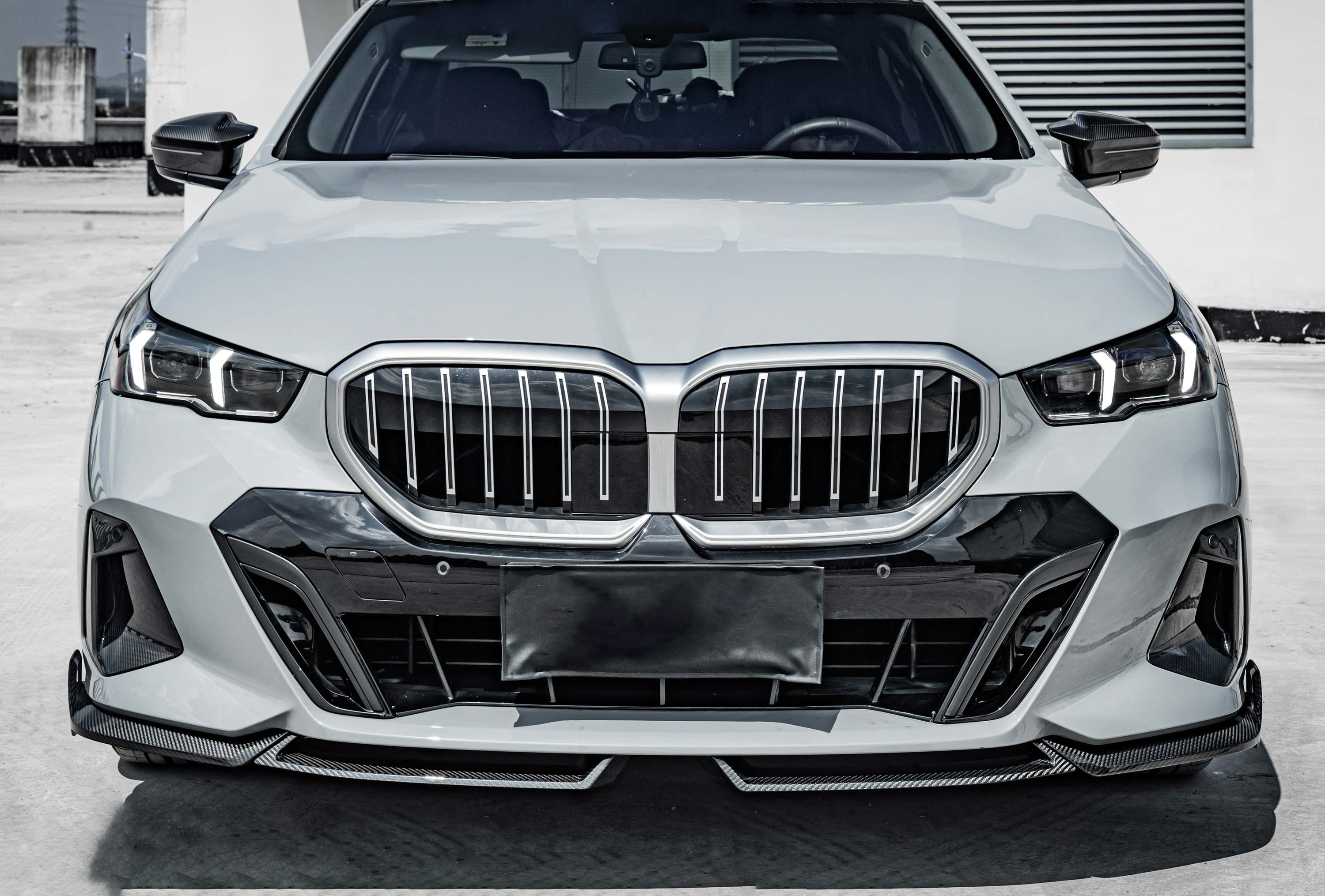 Dry-Carbon Lufteinlässe passend für BMW 5er G60 / G61 mit M-Paket – Front-Akzente in Echtcarbon