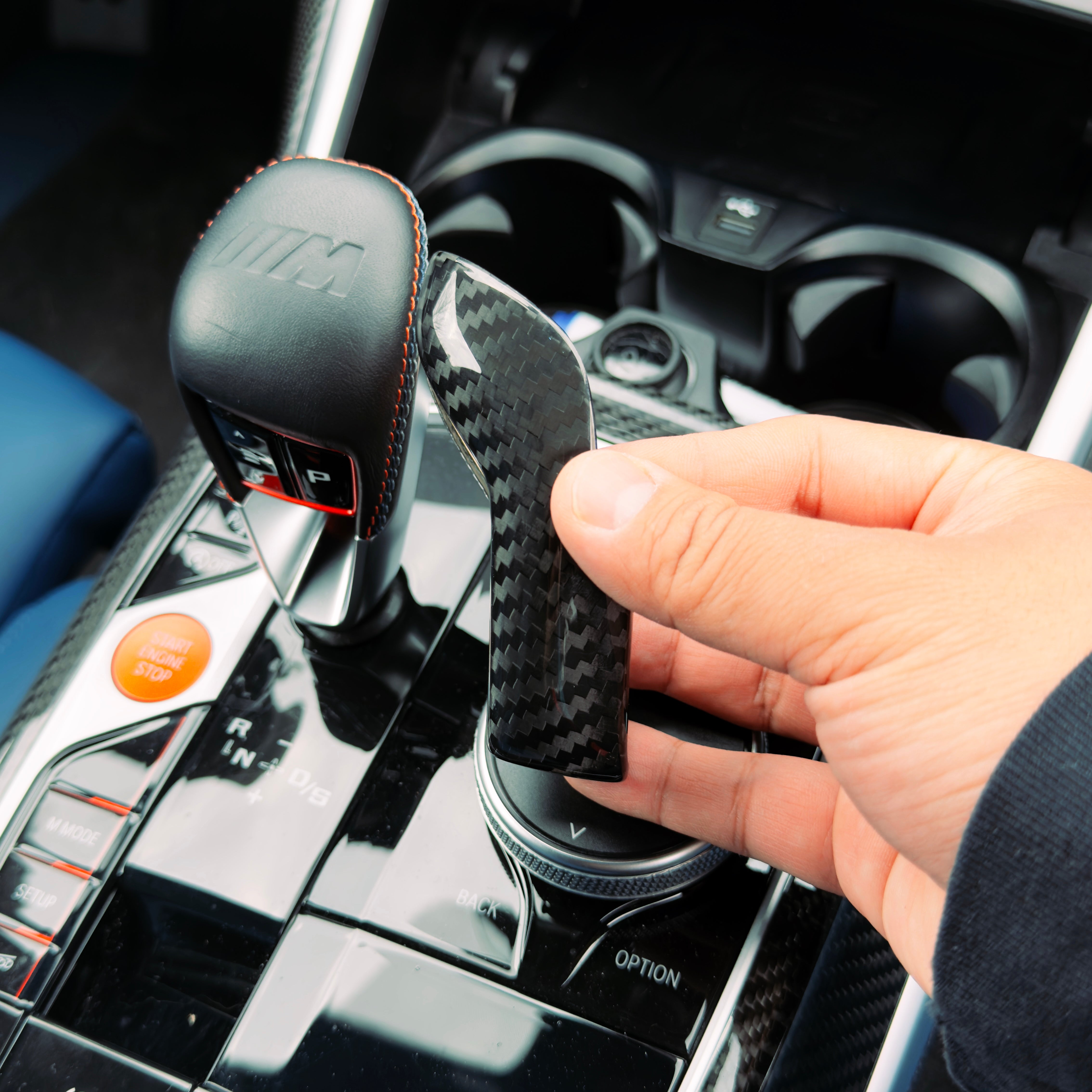 Dry-Carbon Schaltknauf Blenden passend für BMW M2 G87 / M3 G80 / G81 / M4 G82 / G83 / M8 F91 / F92 / F93 / X3M F97 / X4M F98 – Cockpit-Detail