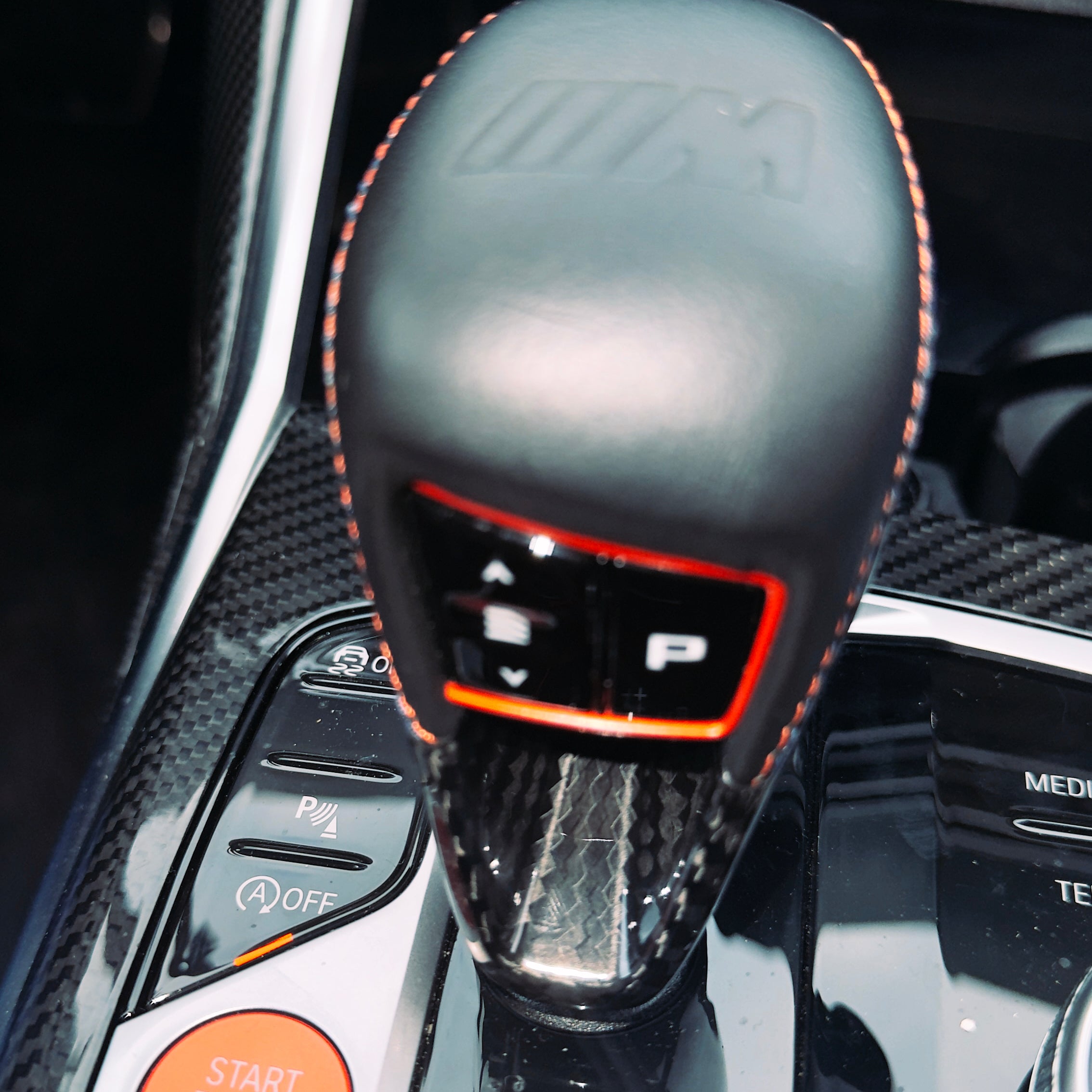 Dry-Carbon Schaltknauf Blenden passend für BMW M2 G87 / M3 G80 / G81 / M4 G82 / G83 / M8 F91 / F92 / F93 / X3M F97 / X4M F98 – Cockpit-Detail