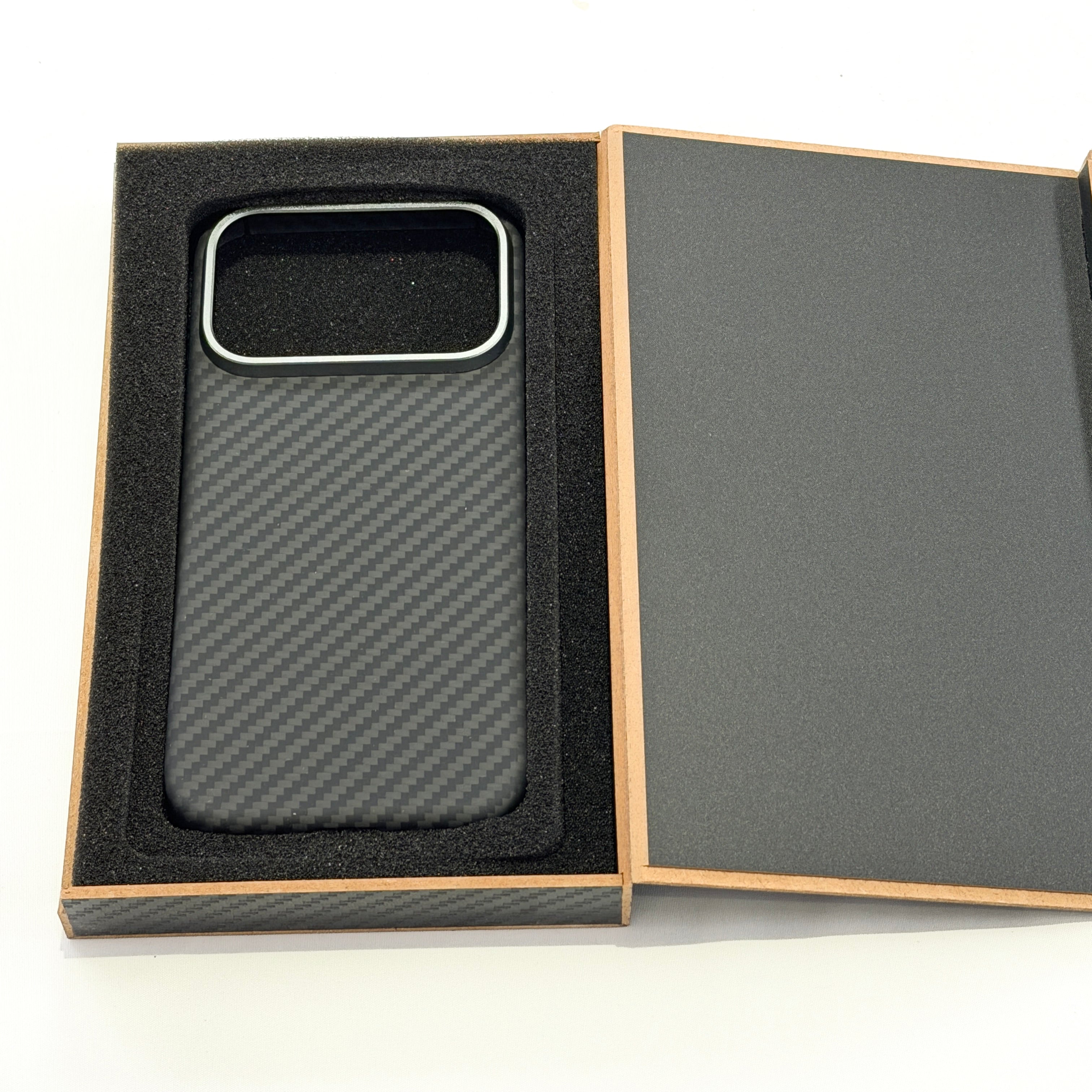 Kevlar-Handyhülle in Carbon-Optik passend für iPhone 17/17 Pro u.a. - Getsdowned