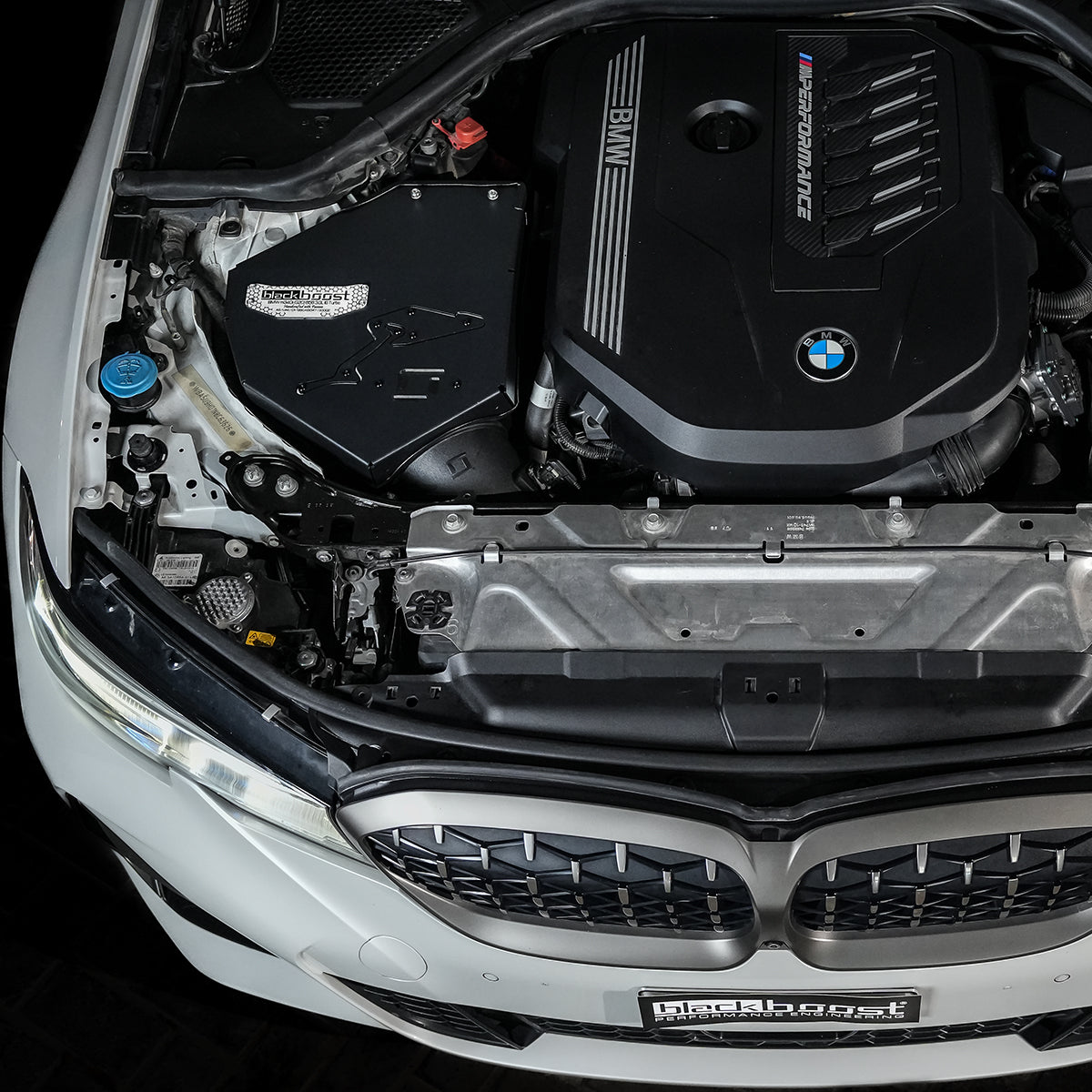 Schwarzes Aulitzky Cold Air Intake Ansaugsystem für BMW M240i und M340i B58 Motor, zeigt Ansaugrohr und Filter im Motorraum