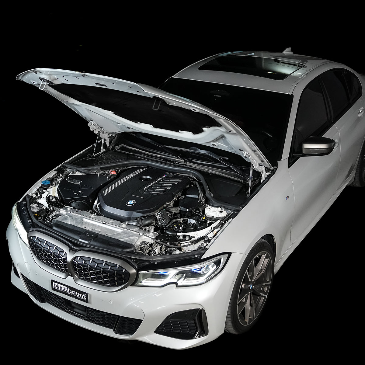 Aulitzky Blackboost Cold Air Intake Ansaugsystem für BMW M240i/M340i B58, zeigt das Ansaugsystem im Motorraum.
