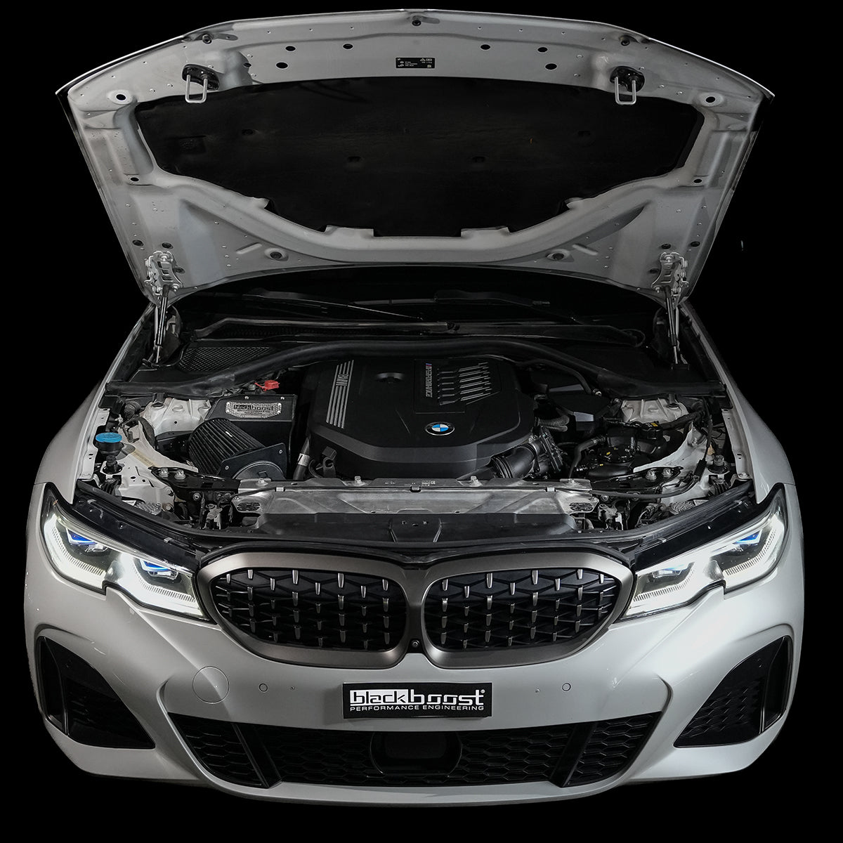 Schwarzes Aulitzky Cold Air Intake Ansaugsystem für BMW M240i/M340i B58, zeigt das Ansaugsystem im Motorraum.