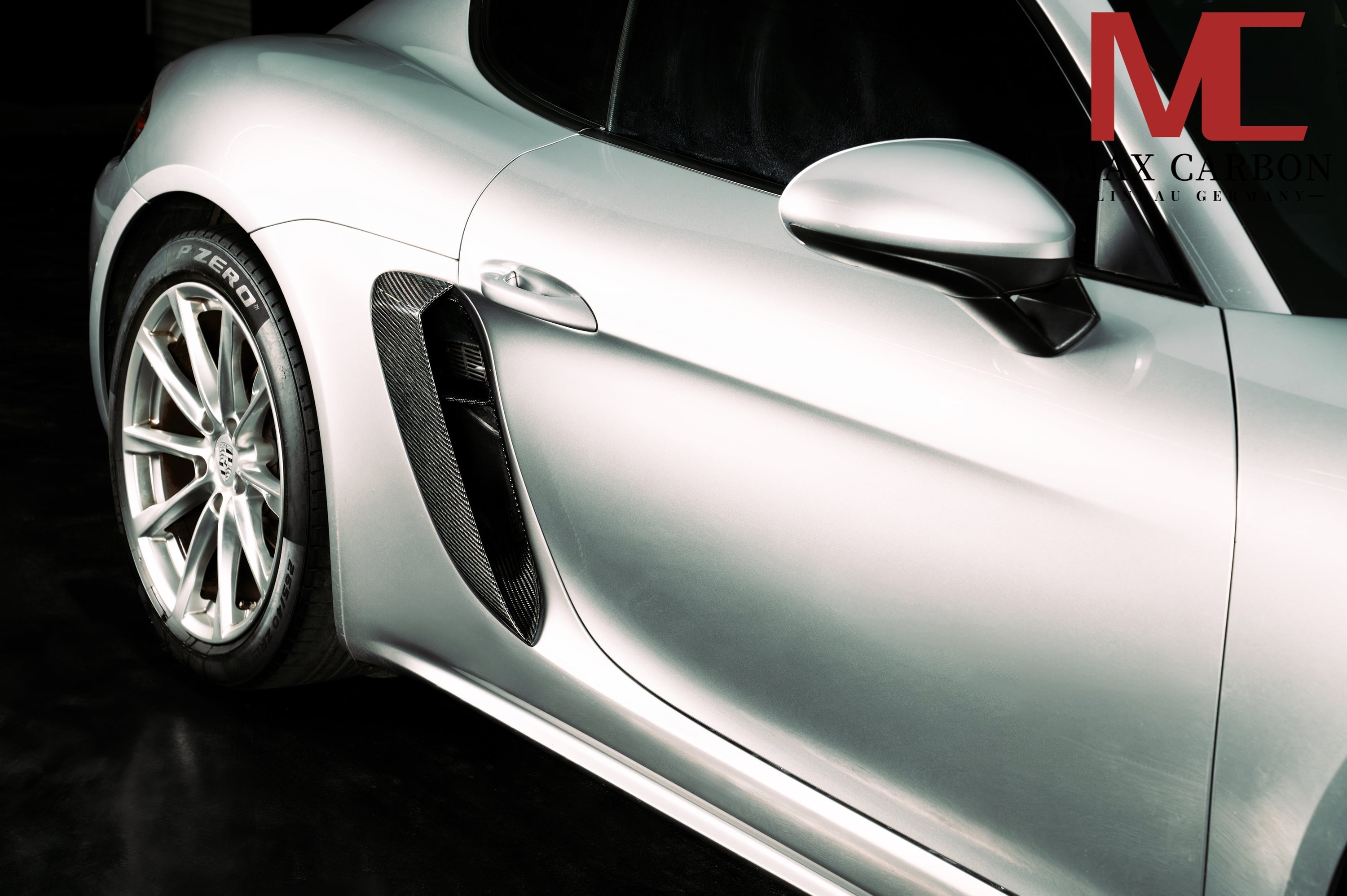 Dry-Carbon Kotflügelaufsatz mit Luftauslass passend für Porsche Cayman & Boxster 982 – Detail mit Wirkung