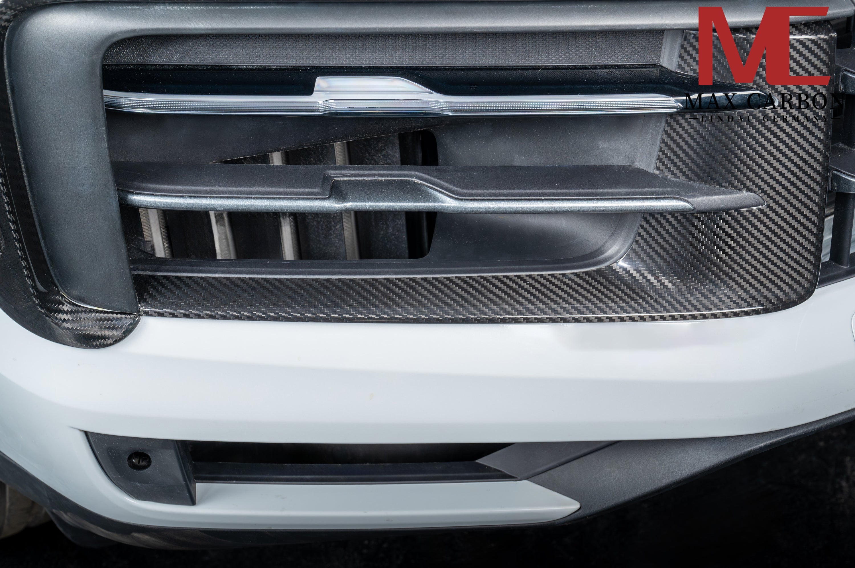 Dry-Carbon Lufteinlass-Blenden passend für Porsche Cayenne 9YA.2 Facelift – Carbon in der Serien-Frontschürze