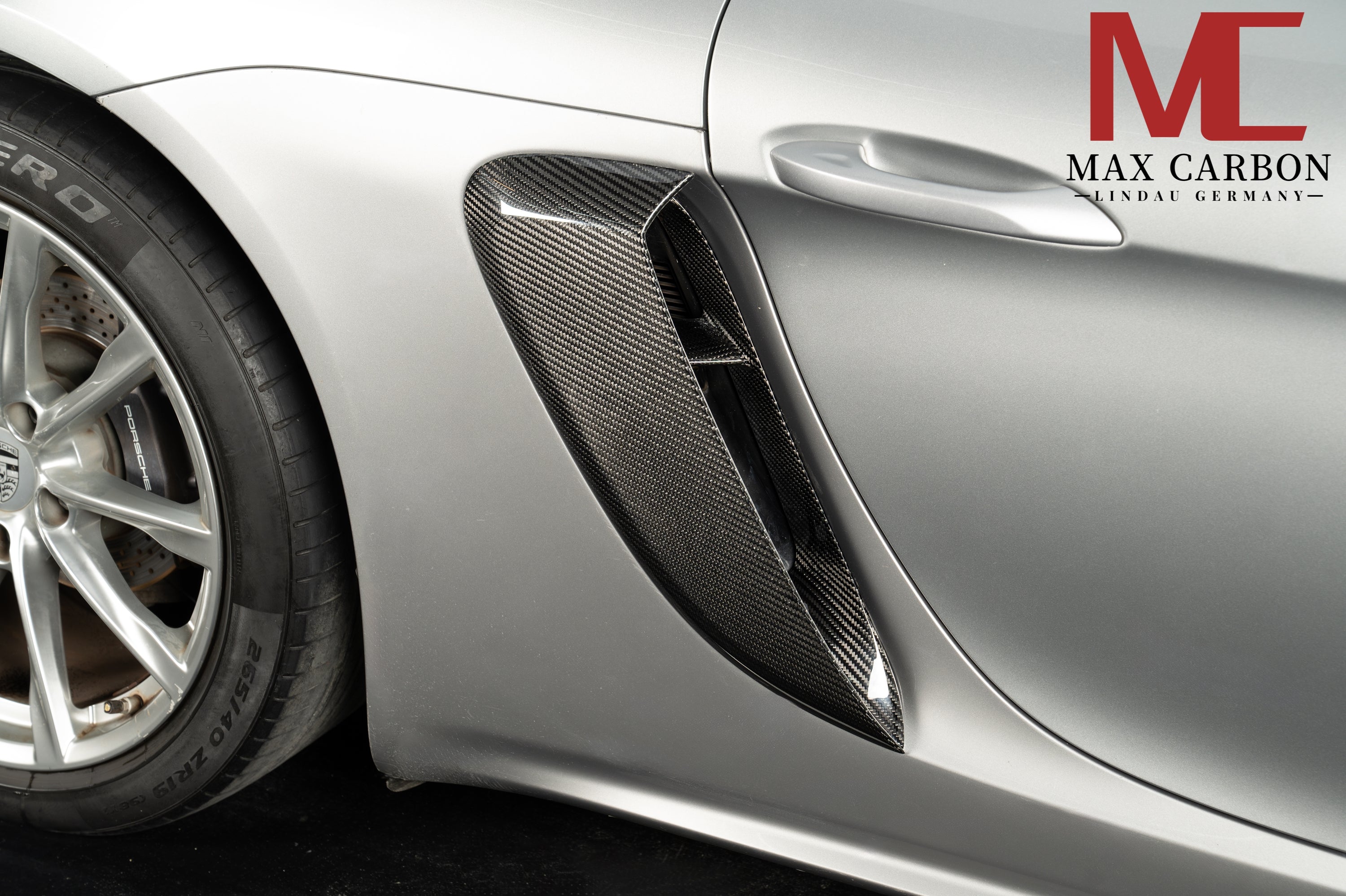 Dry-Carbon Kotflügelaufsatz mit Luftauslass passend für Porsche Cayman & Boxster 982 – Detail mit Wirkung