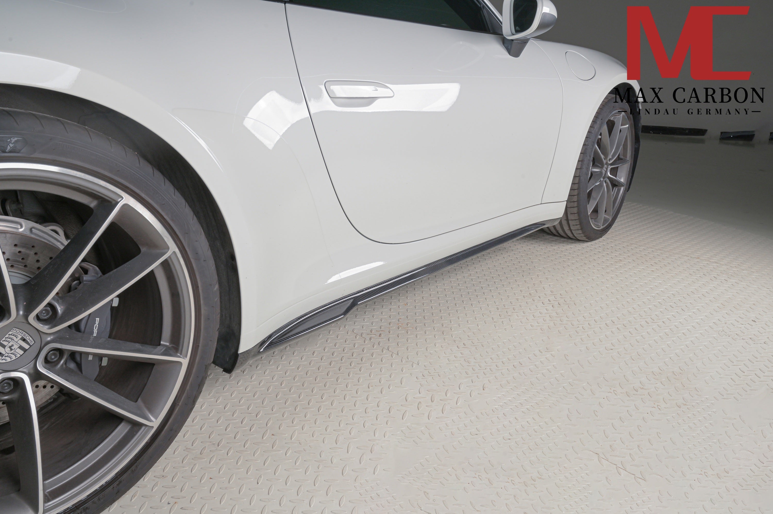 Carbon Seitenschweller passend für Porsche 911 992.1 Carrera & Targa – tiefere Seitenlinie