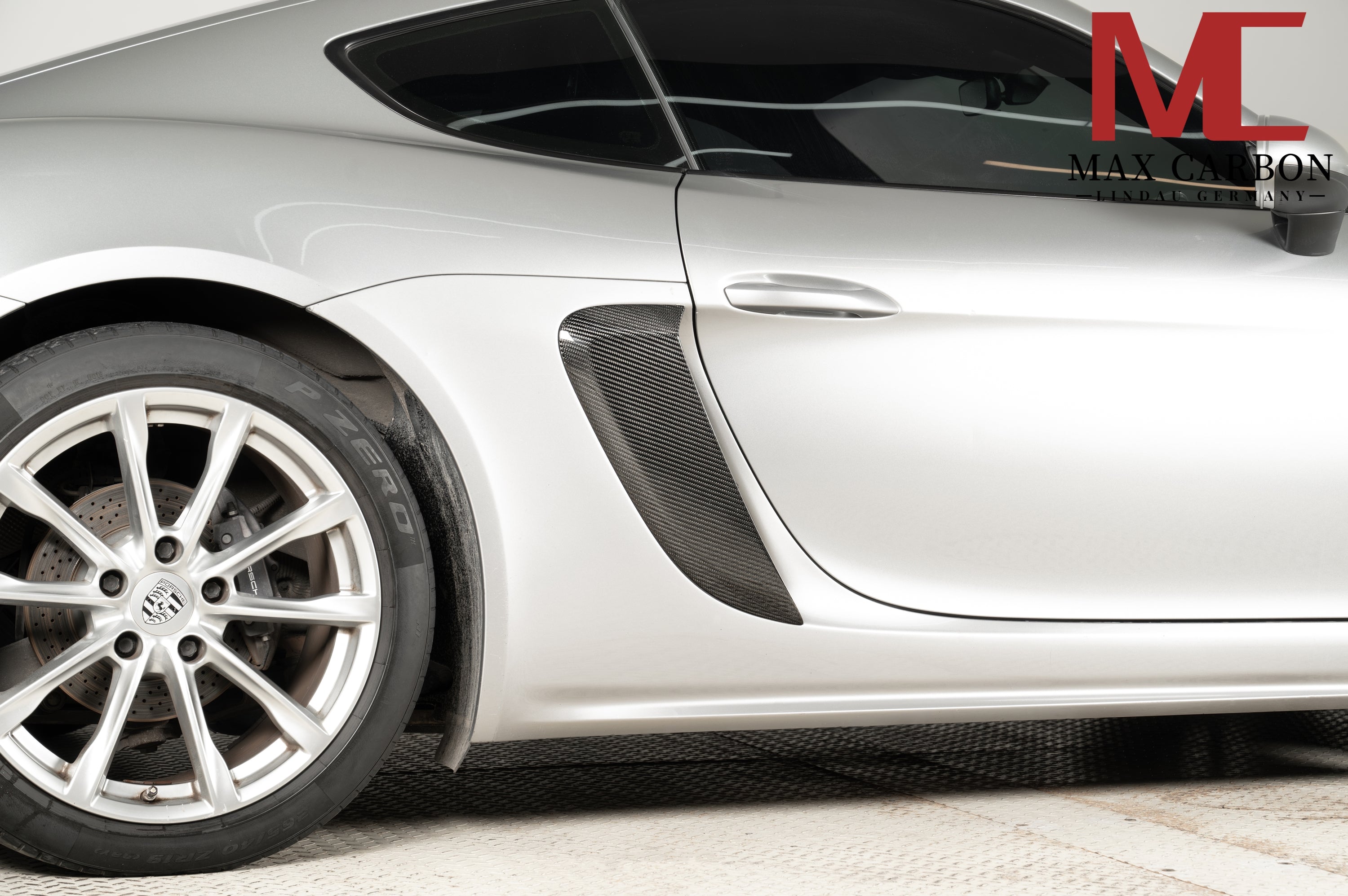 Dry-Carbon Kotflügelaufsatz mit Luftauslass passend für Porsche Cayman & Boxster 982 – Detail mit Wirkung