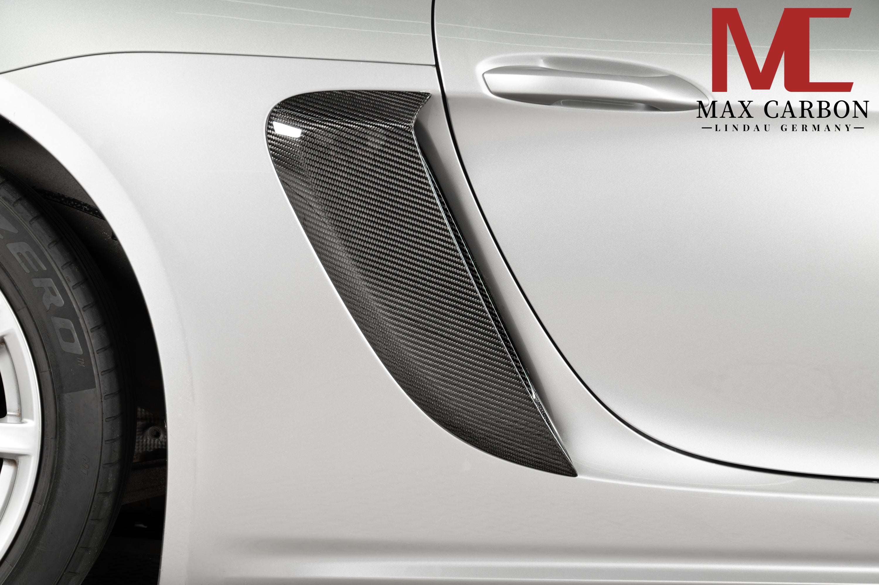 Dry-Carbon Kotflügelaufsatz mit Luftauslass passend für Porsche Cayman & Boxster 982 – Detail mit Wirkung