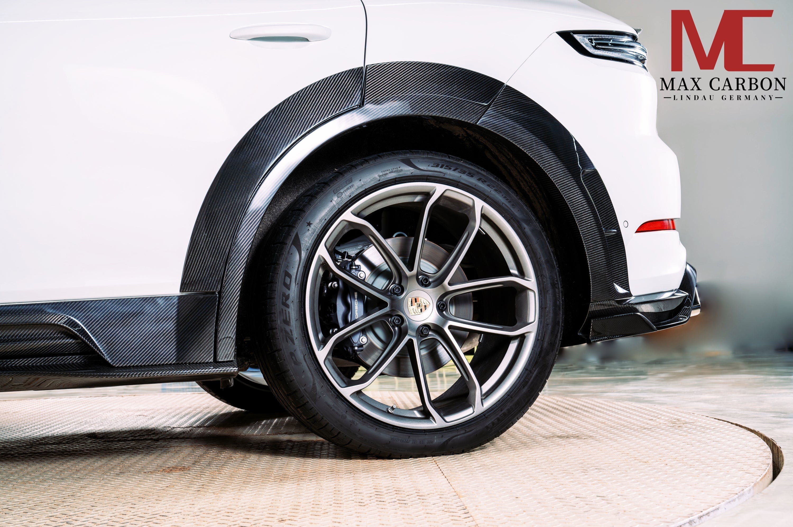 Dry-Carbon Kotflügel-Verbreiterungen passend für Porsche Cayenne 9YA/9YB – Breite mit Präsenz