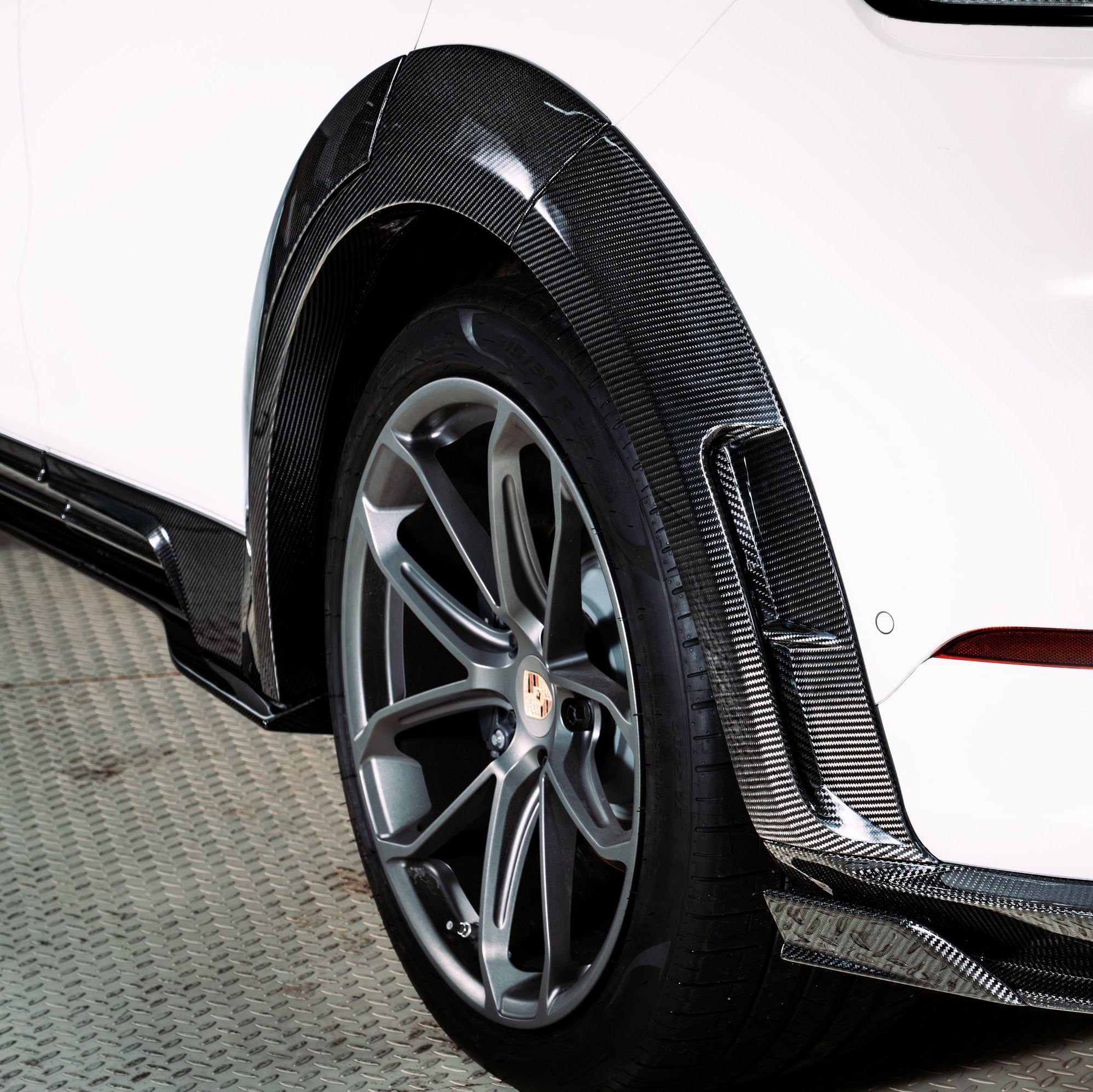 Dry-Carbon Kotflügel-Verbreiterungen passend für Porsche Cayenne 9YA/9YB – Breite mit Präsenz