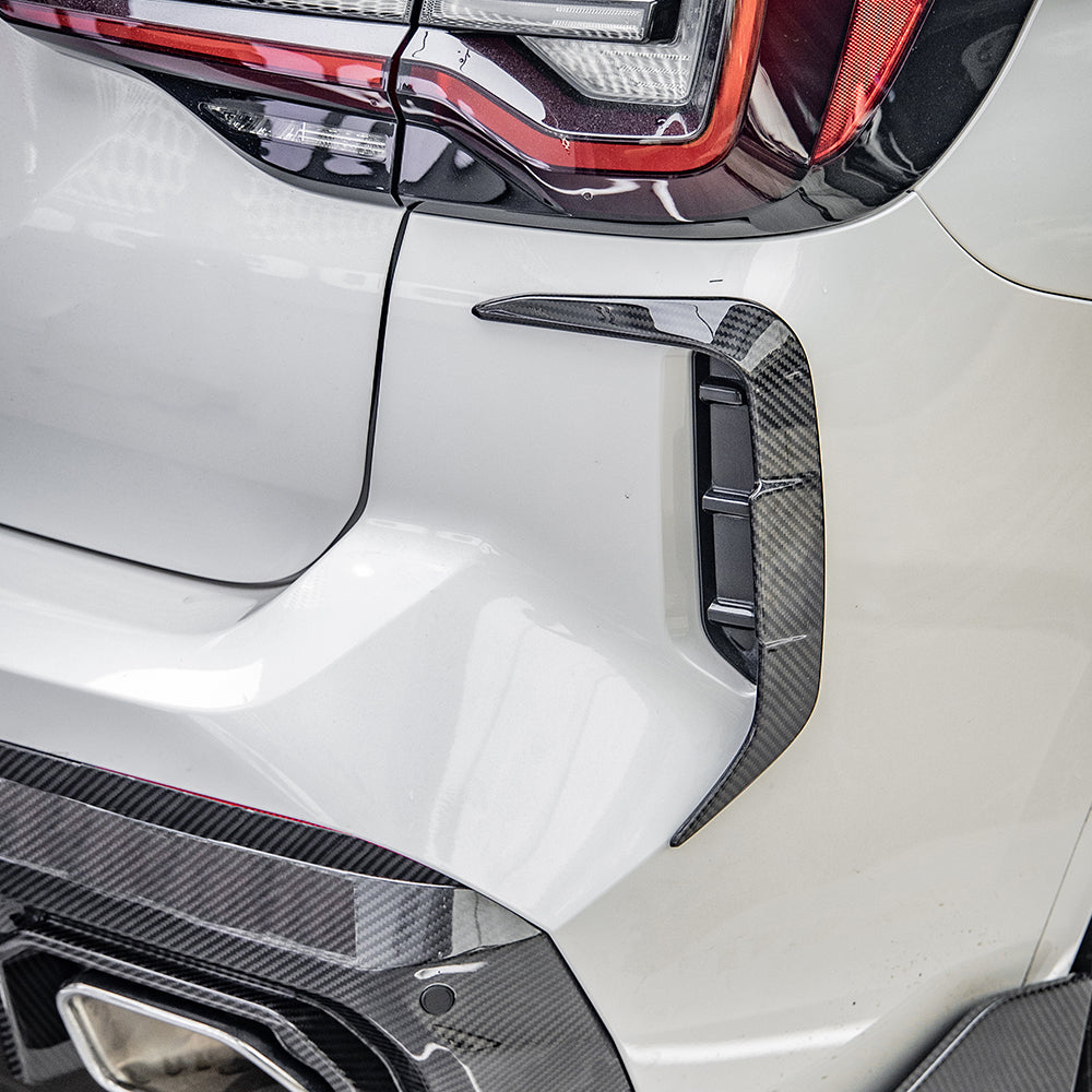 Dry-Carbon Heck-Lufteinlässe SQ-Style passend für BMW X3 G01 LCI & X4 G02 LCI – markantes Heckdetail in echtem Carbon