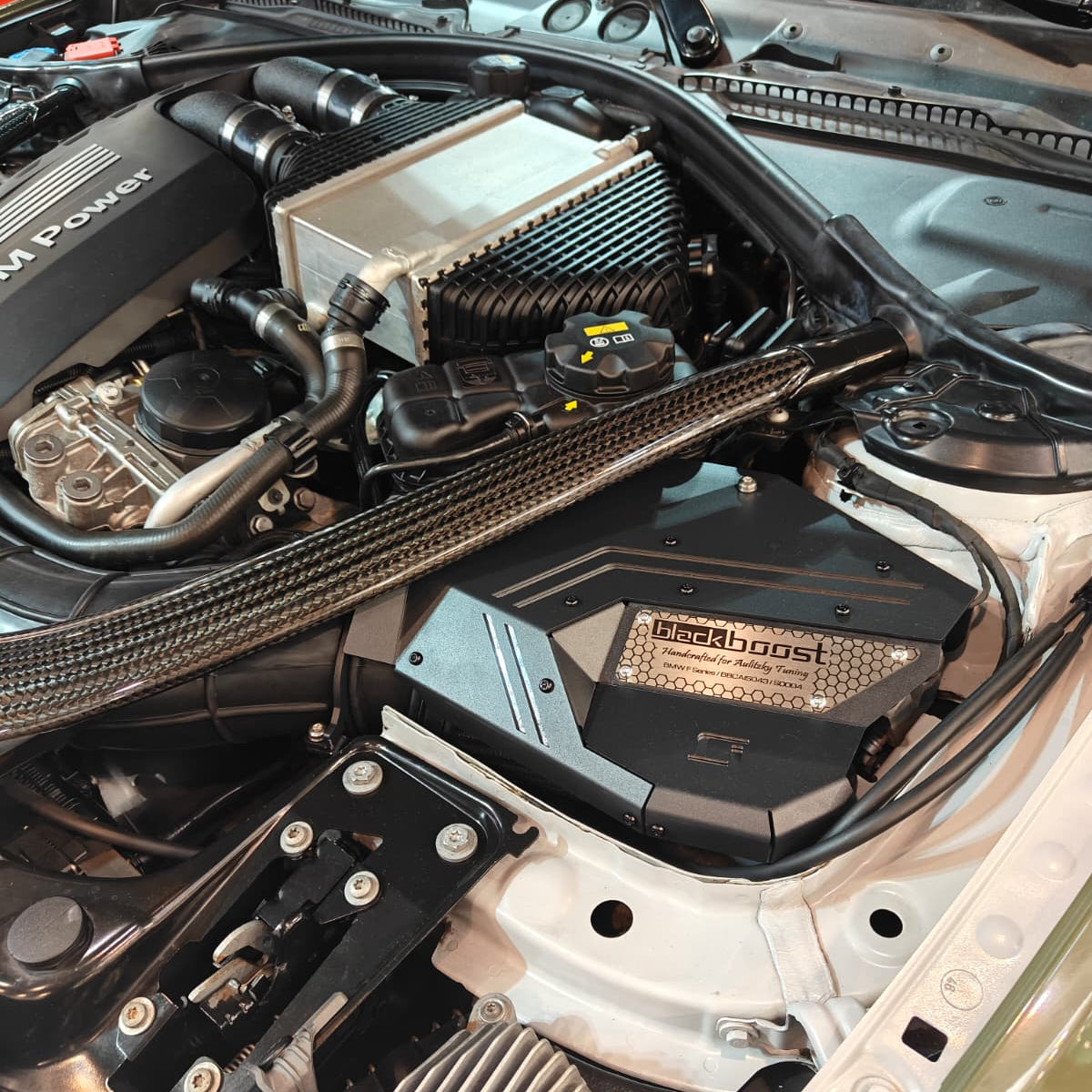 Aulitzky Blackboost Kaltluftansaugsystem für BMW F8x S55, schwarzes Ansaugsystem mit Luftfilter und Anschlussleitungen.