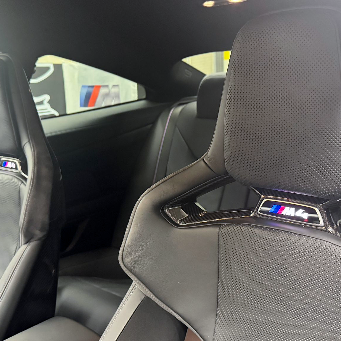 Dry-Carbon Sitzmittel-Cover passend für BMW M2 G87 / M3 G80 G81 / M4 G82 G83 – Carbon-Innenraum