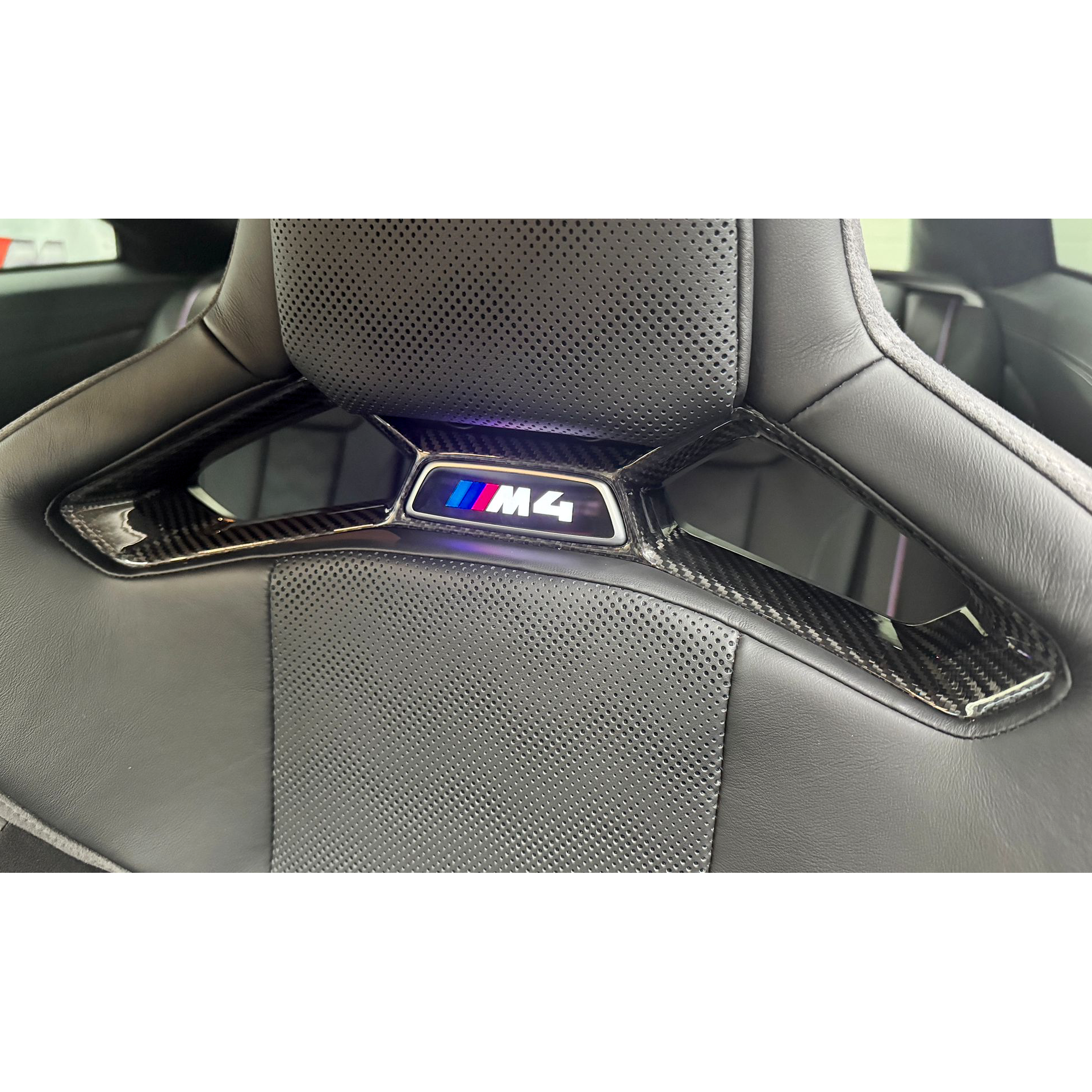 Dry-Carbon Sitzmittel-Cover passend für BMW M2 G87 / M3 G80 G81 / M4 G82 G83 – Carbon-Innenraum