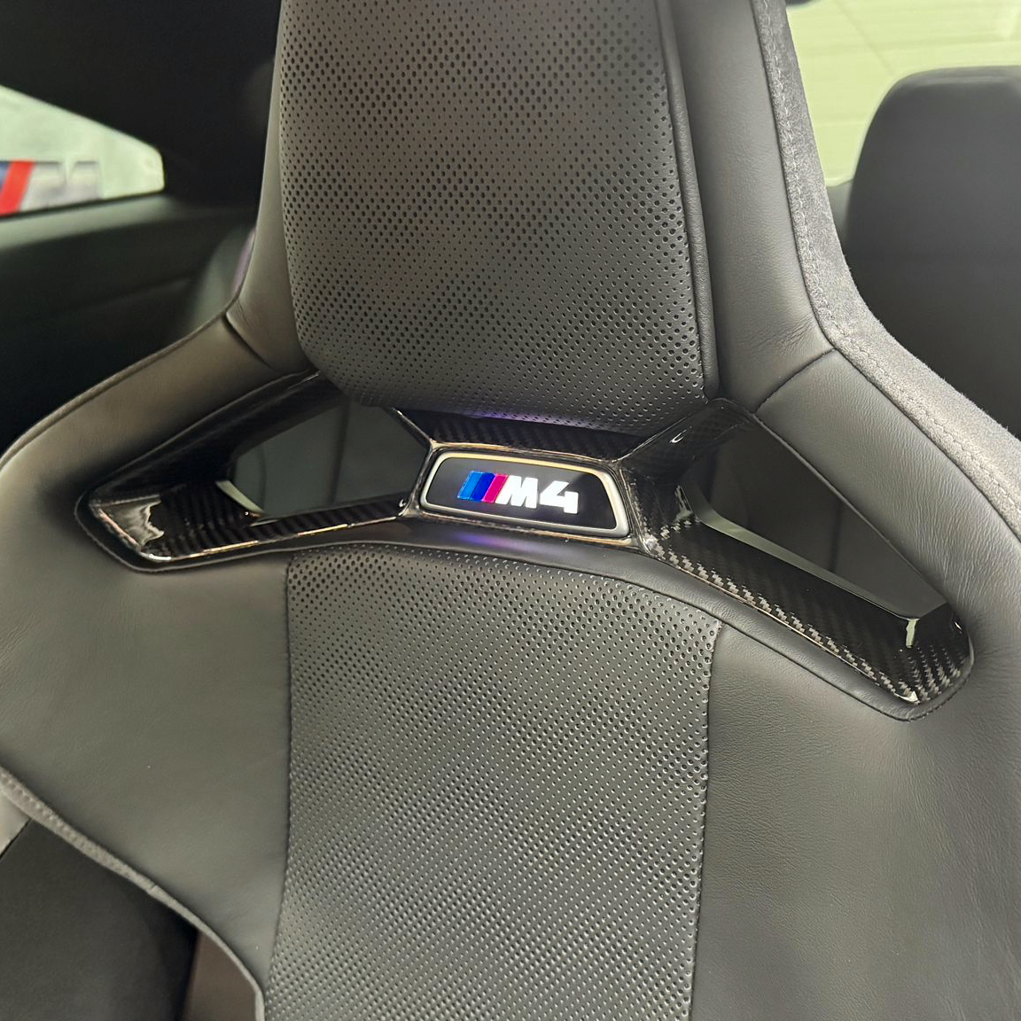Dry-Carbon Sitzmittel-Cover passend für BMW M2 G87 / M3 G80 G81 / M4 G82 G83 – Carbon-Innenraum