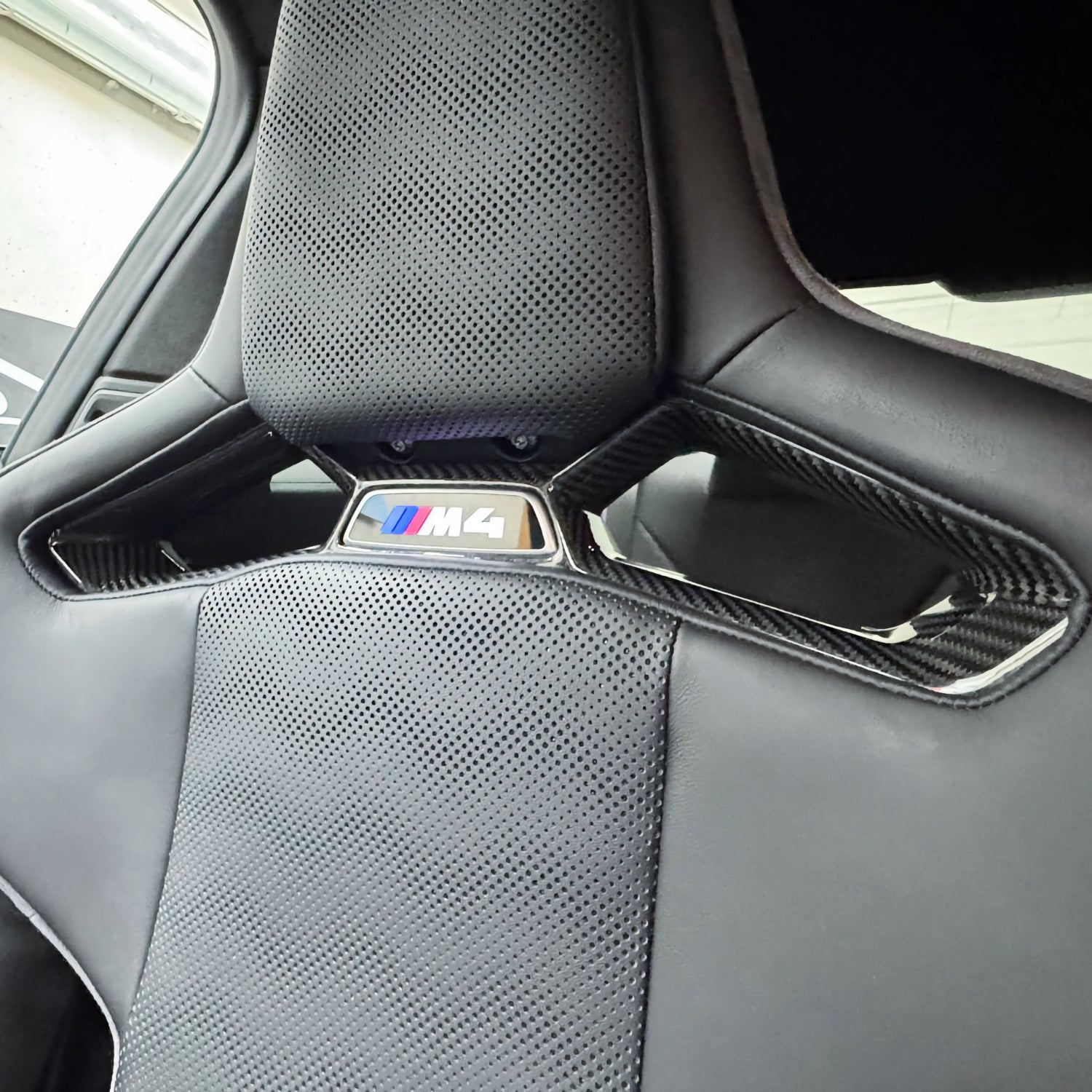 Dry-Carbon Sitzmittel-Cover passend für BMW M2 G87 / M3 G80 G81 / M4 G82 G83 – Carbon-Innenraum