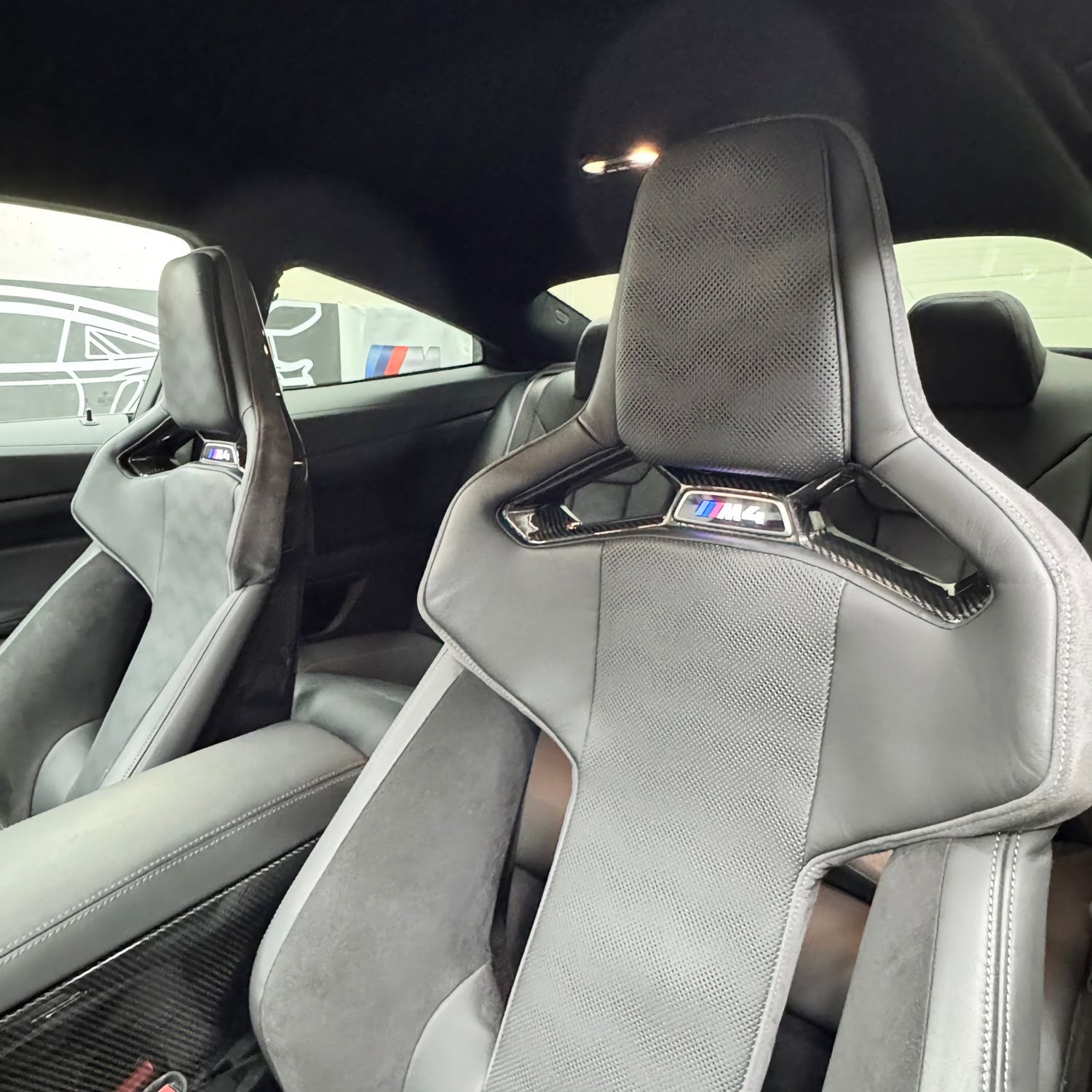 Dry-Carbon Sitzmittel-Cover passend für BMW M2 G87 / M3 G80 G81 / M4 G82 G83 – Carbon-Innenraum