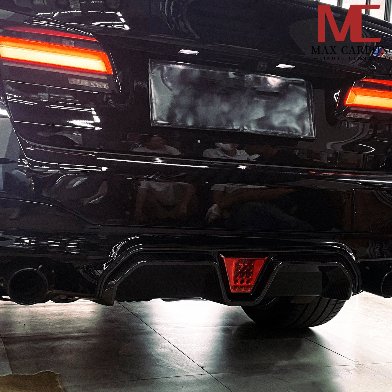 Dry-Carbon Heckdiffusor + LED passend für BMW M5 F90 LCI – Aggressive Heck mit LED-Performance