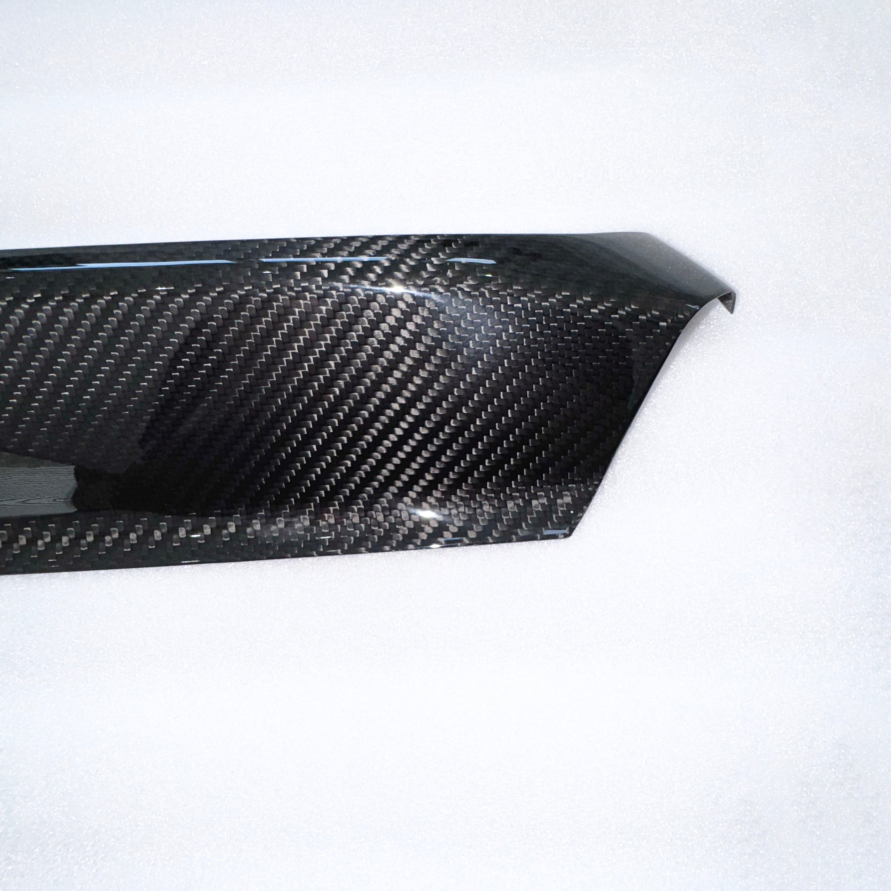 Dry Carbon Zierleiste Armaturenbrett passend für BMW M2 G87 / M3 G80 G81 / M4 G82 G83 / 3er G20 G21 / 4er G22 G23 G26 - Getsdowned