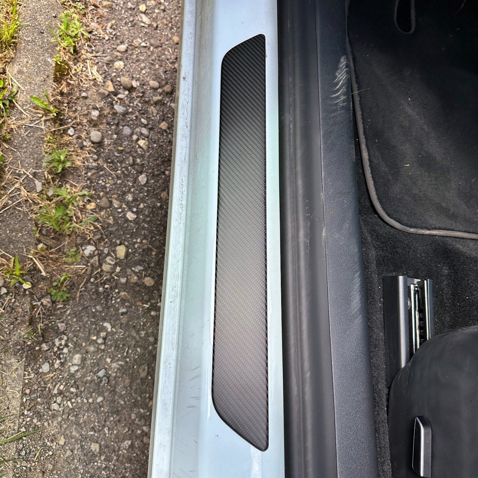 DRY CARBON Performance TÜR Einstiegsleiste Blenden Aufsatz im Satz passend für TESLA MODEL Y - Getsdowned